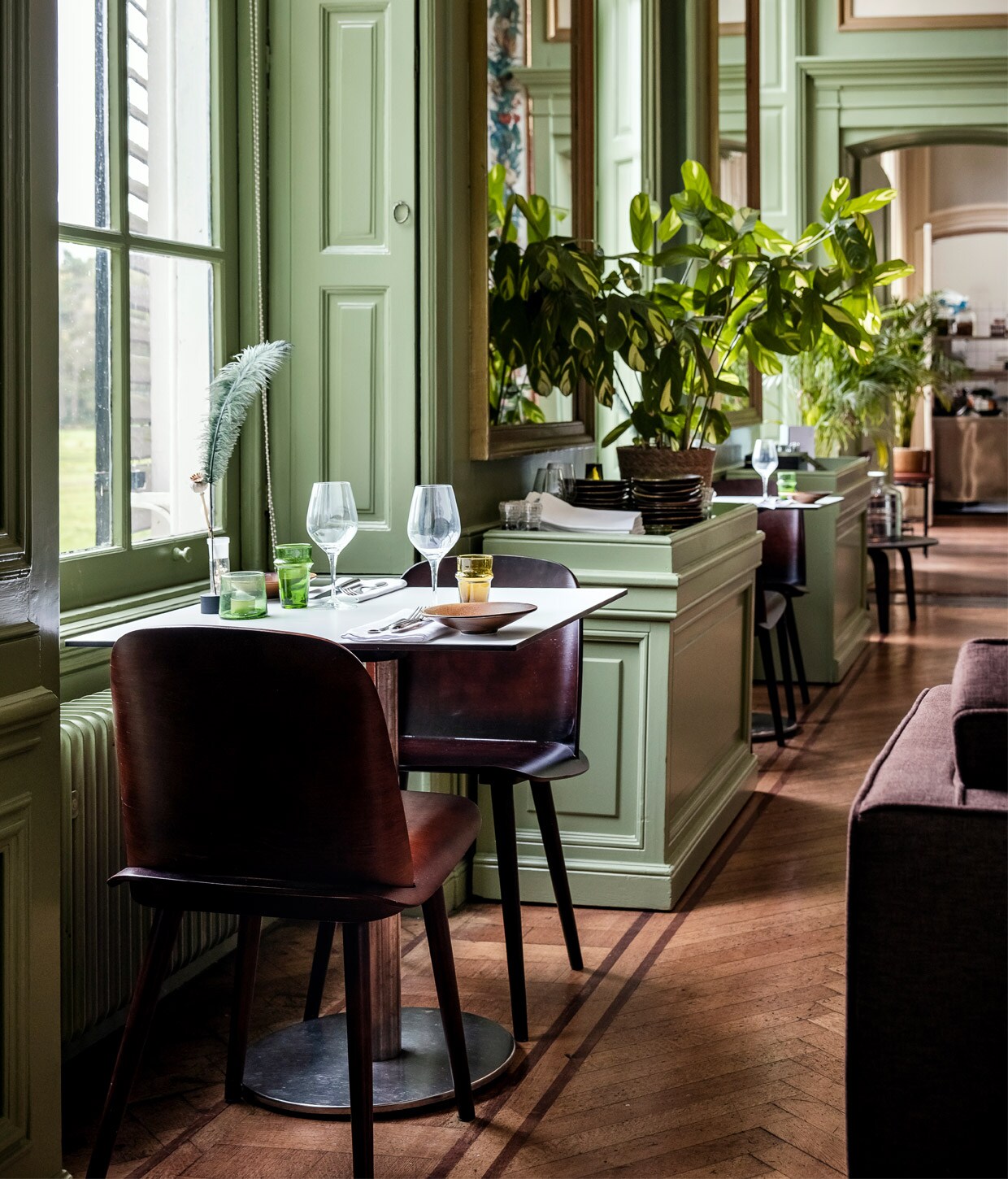 Het restaurant heeft de authentieke kleur groen, met op de wanden handgeschilderde guirlandes en plafonds vol ornamenten.