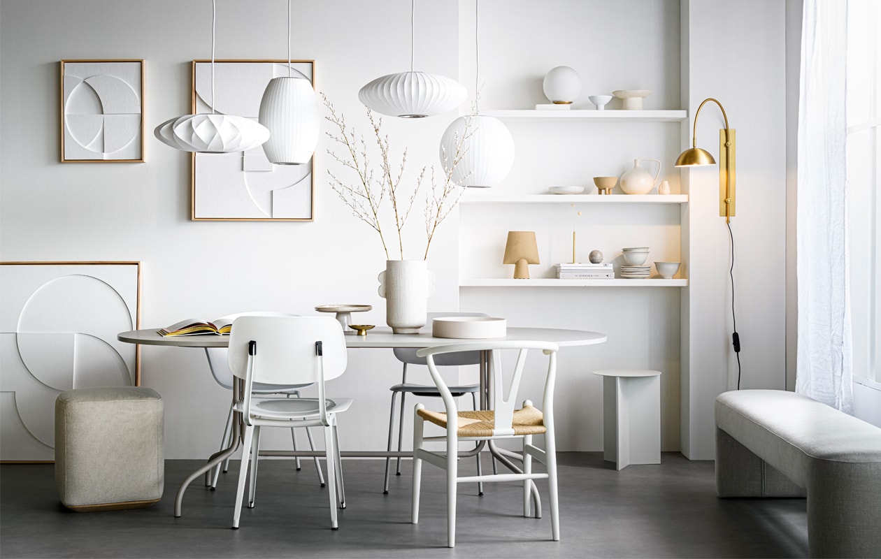Hanglamp Nelson Saucer Crisscross Bubble van Hay, 44,5 cm (Ø) € 540,-, hanglamp Nelson Cigar Bubble van Hay, 35,5 cm (Ø) € 495,-, hanglamp Nelson Saucer Bubble van Hay €495,-, hanglamp Nelson Saucer Ball Bubble van Hay € 495,- (vtwonen.nl). Ovale metalen eettafel Friday, 90x210x72 cm (bxlxh) € 1199,- (festamsterdam.com). Vierkante poef Otto S, in stof Hallingdal 200 en eiken basis, 40×40 cm vanaf € 350,- (studio-henk.nl). Kuipstoel About a Chair AAC26 van Hay € 219,-, stalen bijzettafel Slit van Hay, rechtsachter lichtgrijze eetkamerstoel Soft Edge P10 van Hay € 149,- (vtwonen.nl). Houten stoel met gevlochten zitting CH_24 Wishbone chair van Hans J. Wegner € 556,- (kasstoor.nl). Kunststof stoel Revolt van Ahrend € 359,- (misterdesign.nl). Goudkleurig schaaltje op voet € 7,99, beige taartschaal € 29,99 (hm.com). Grote aardewerken vaas met oren van Urban Nature Culture € 49,99 (sissy-boy.com). Ronde keramieken schaal van Fest Amsterdam, 32 cm (Ø) € 39,-, gebroken wit geglazuurde stenen vaasje Vulca van Ferm Living € 15,- (wonenmetlef.nl). Kunstwerken Art panel klein met houten lijst € 329,-, Art panel met houten lijst ernaast, 83×63 cm € 449,-, Art panel op grond met houten lijst, 80×100 cm € 595,-, stoffen bank Lobby Bench, 180x40x45 cm (lxbxh) € 499,-, porseleinen kom op voet € 15,75, wit gespikkelde keramieken vaas met handvat € 34,99 (hkliving.nl). Keramieken schaal op voet Moon Totem € 190,- (studio-yen.com). Tafellamp Enyo met marmeren voet en glazen bol van opaal, 25x20x24 cm (lxbxh) € 228,99 (nordal.eu). Schaal op pootjes Duck € 20,-, zandkleurige vaas Square uit de Sphere-serie € 50,- (101cph.com). Schaal € 12,50, kommen € 10,95, gebaksborden € 8,25, goudkleurige tubevaas € 10,45 (loods5.nl). Goudkleurige metalen wandlamp Jupiter € 144,95 (vtwonen.nl). Linnen gordijn, 120×250 cm, per 2 € 79,99 (hm.com). Overig privébezit.