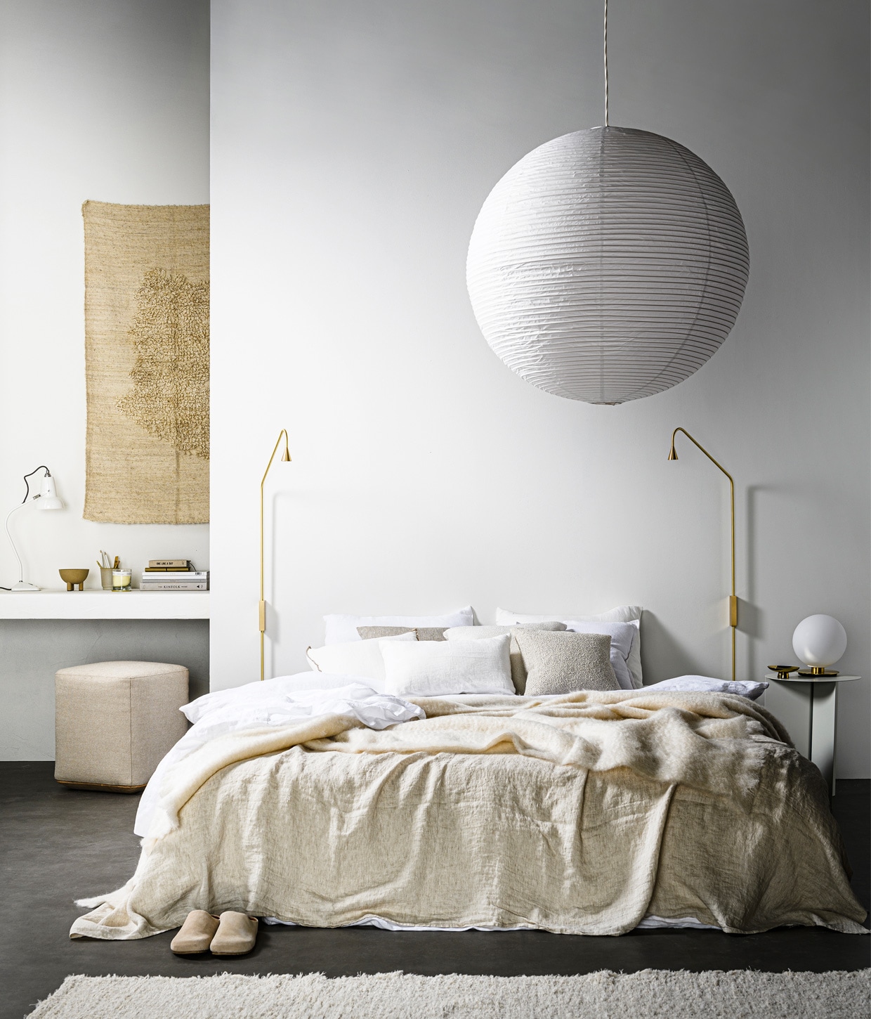 Rijstpapieren lampenkap van Hay, 80 cm (Ø) € 39,-, bureaulamp met doorschijnende porseleinen kap Original 1227 Mini Ceramic Table lamp by Anglepoise, 14×13 cm (hxØ) , € 180,- (thefinestore.com). Schapenwollen wandkleed Isla Rug, 140×85 cm € 325,- , (studio-yen.com). Schaal op pootjes Duck , € 20,- (101cph.com). Beker € 6,25 (loods5.nl). Geurkaars € 15,99, leren sloffen € 35,99, vloerkleed 160×230 cm € 99,99, kussen met beige rand, 45×45 cm € 19,99, wit linnen kussen, 30×50 cm 22,99 (zarahome.com). Vierkante poef Otto S, 40×40 cm, in stof Hallingdal 200 en eiken basis vanaf € 350,-(studio-henk.nl). Stalen ronde bijzettafel Slit van Hay, 47×35 cm (hxØ) € 159,-, bollamp van opaalglas op voet van geborsteld messing uit TR collection van Menu, geschikt als wand-, plafond- en tafellamp, 22×20 cm (hxØ) , € 259,40 (vtwonen.nl). Messing wandlamp Austere van ontwerper Hans Verstuyft, 120×40 cm, per stuk vanaf € 695,- (trizo21.com). Goudkleurige schaal op voet € 7,99, linnen badjas € 39,99 (hm.com). Beige kussen , 40×40 cm € 136,-, wit linnen kussen 50×50 cm € 47,-, beige kussen 50×50 cm € 111,-, kussen Ivory 50×50 cm € 121,- (bolia.com). Linnen beddengoed Pure White, 240×220 cm € 249,-, linnen laken Pure White, vanaf € 129,-, linnen kussenslopen, 60×70 cm € 30,-, linnen plaid Sea Shell, 145×270 cm € 149,-, mohair deken Chalk, 130×200 cm € 199,- (bymolle.com). Overig privébezit.