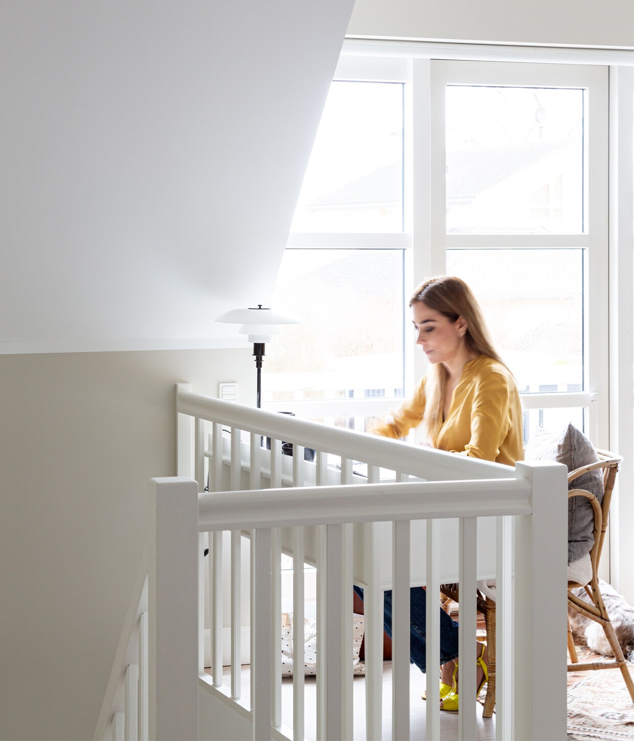 Bureaulamp Oliver Furniture. Gevlochten stoel erfstuk.