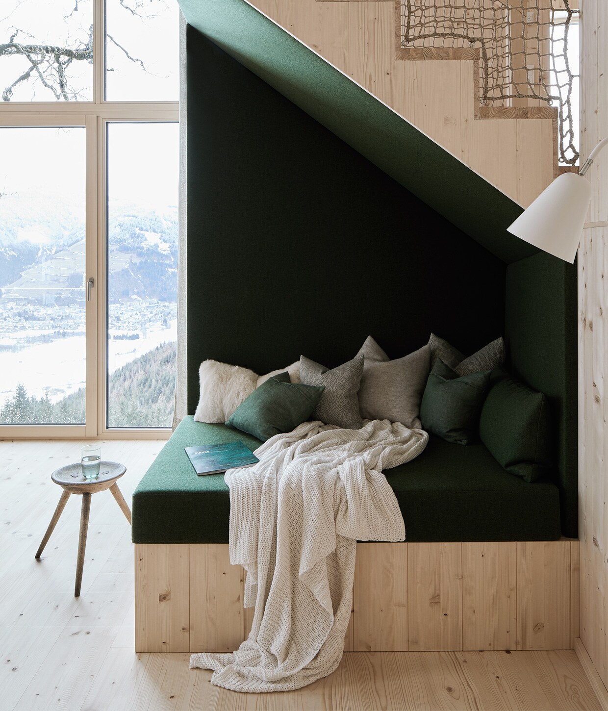 Wanden en vloer van vurenhout. Kruk uit de oude boerderij. Linnen kussens van Leitner Leinen, wollen kussens van Loden Steiner. Matras en wand bekleed met loden (een typisch Tiroolse waterdichte uit wol vervaardigde stof). Lamp Ikarus.