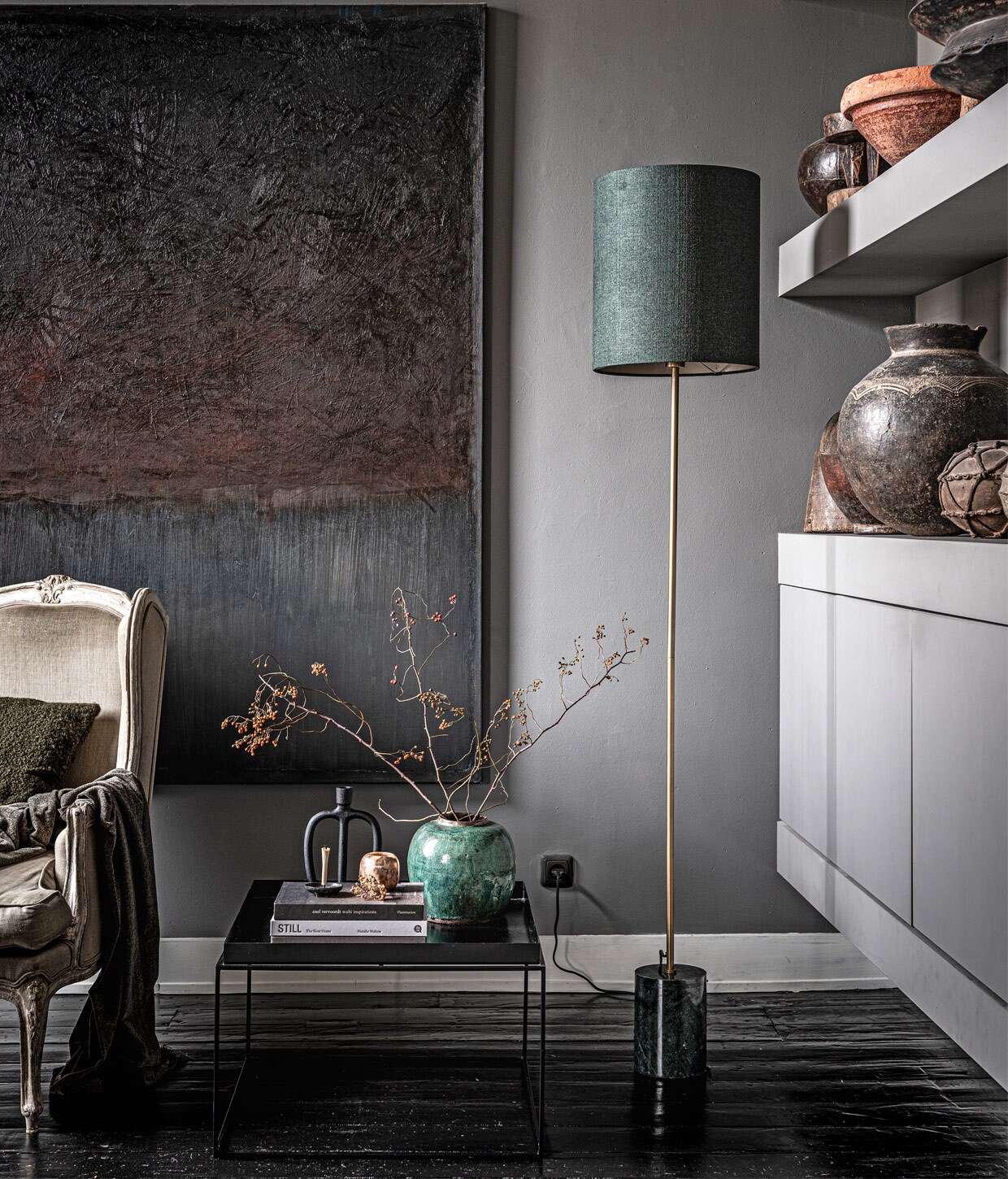 Groene vloerlamp Marble met marmeren voet en antiekfinish, 20×158 cm (Øxh) € 159,95. Grof geweven katoenen kap, 35×40 cm (Øxh) € 65,95. M.m.v. hm.com (zwarte kandelaar), zarahome.com (kussen en plaid). Overig privébezit.