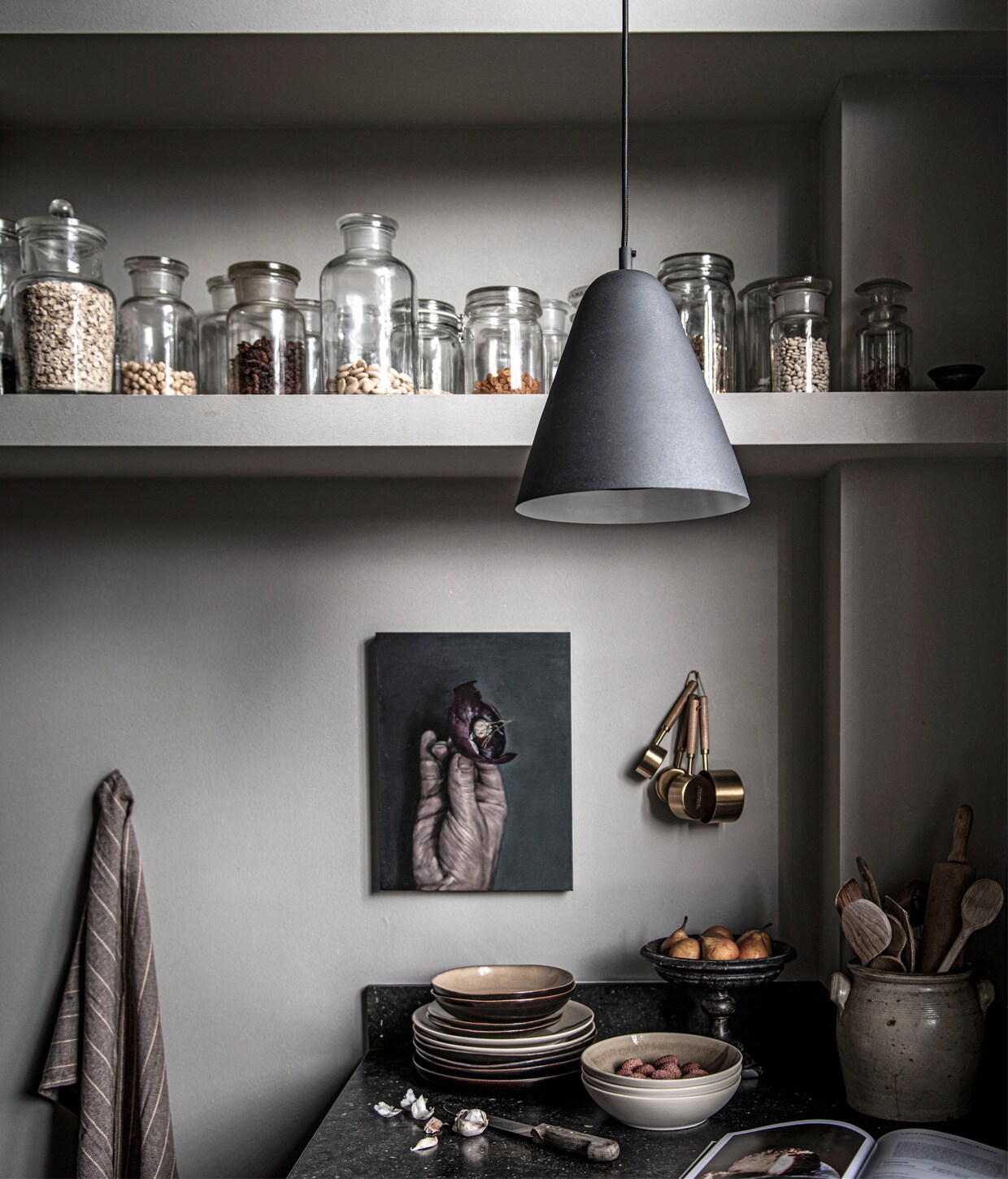Matzwarte metalen hanglamp Sphere, 25×27 cm (Øxh) € 89,95. M.m.v. sissy-boy.com (theedoek), zarahome.com (gouden maatlepels, borden en schalen), damiencadio.com (schilderij). Overig privébezit.
