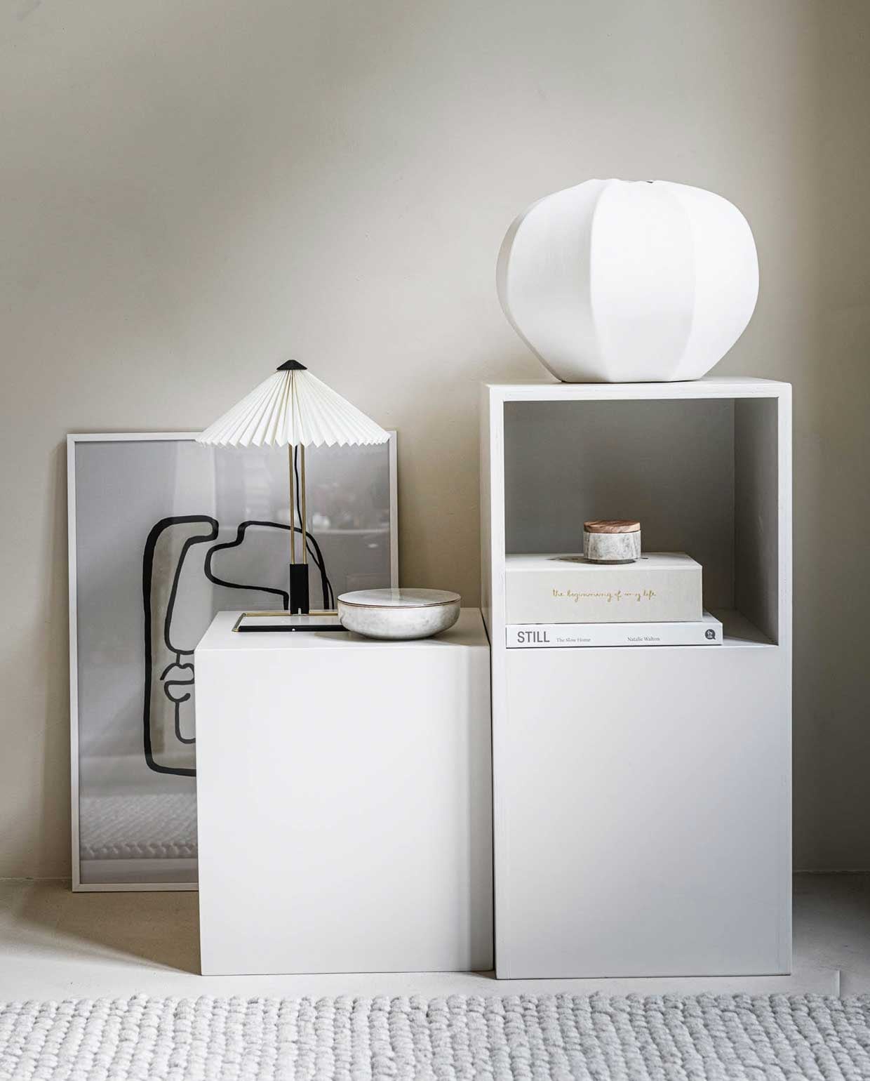 Tafellamp Matin van Hay € 175,-, witte bolvaas Cyrus van Urban Nature Culture € 119,-, kartonnen box The beginning of my life memory box van Ferm Living € 79,-, vloerkleed Peas van Hay, 240×170 cm € 645,-, poster in witte lijst van Bloomingville € 49,90, schaal met deksel van Broste Copenhagen € 23,95, marmeren stapelbaar kommetje van Bloomingville, set van 3 € 33,50 (vtwonen.nl).
