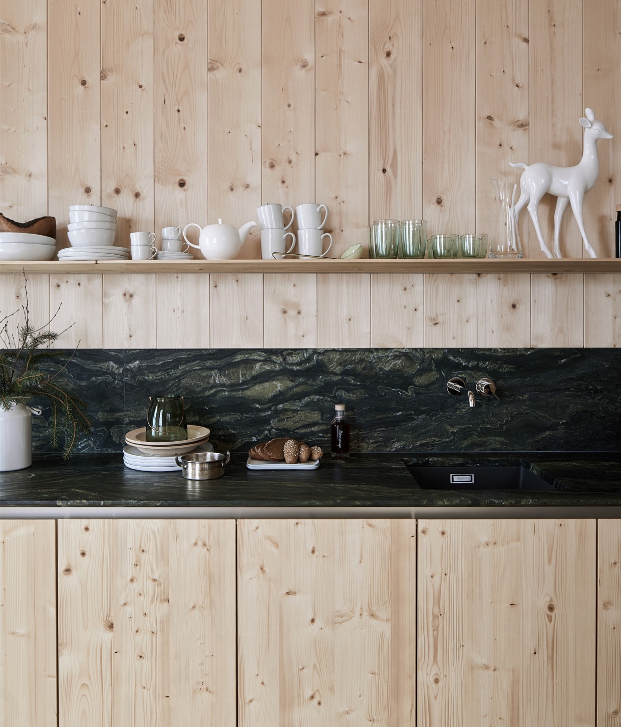 Keuken ontworpen door , de man van Elisabeth en op maat gemaakt door een lokale timmerman. Marmeren keuken-, blad Italian Natural Stone van Granit Picasso. Servies Piana van Lambert. Keramieken hert Gollhammer.