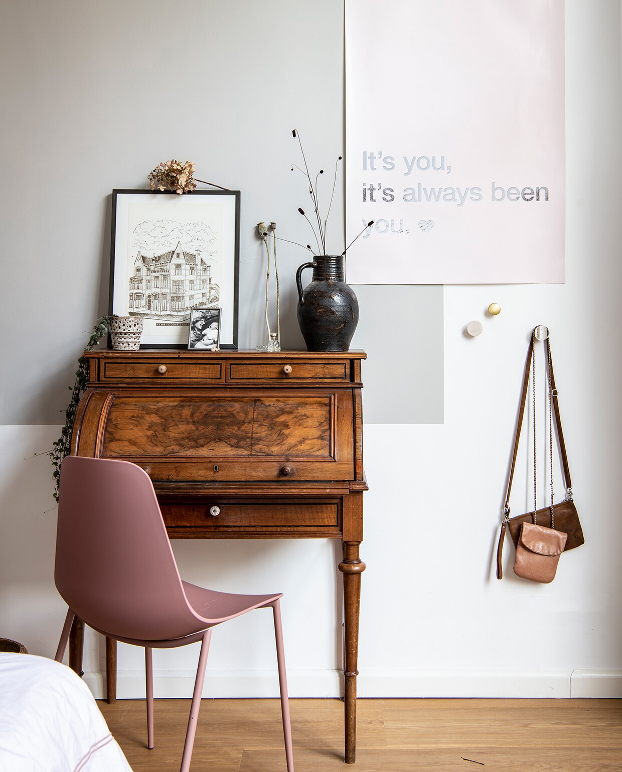 Antiek bureau Marktplaats. Stoel Søstrene Grene, vintage bloempot van een vlooienmarkt. De vaas is een familiestuk. Ingelijste print cadeau gekregen van voormalige leerlingen van het Henri Couvéehuis. Muurverf French Grey van Little Greene. Muurhaken/knoppen, zelfgemaakt door Agnes, via Studio Harm &amp; Elke, Pantoufle en Muuto. Poster Zilverblauw.
