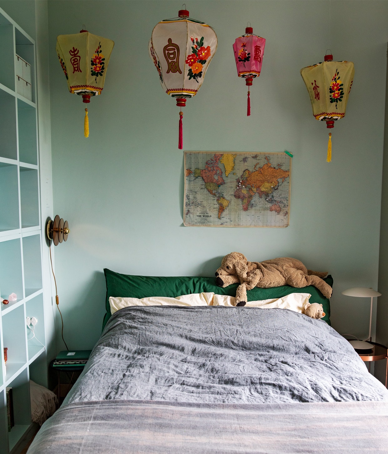 Muurverf IJm Studio, vakkenkast gemaakt door Roberts vader, wandlamp kringloop, wereldkaart Sissy-Boy, witte lamp Zuiver, lampionnen Kitsch Kitchen, breed kussen met groene sloop BedMate en lichtgele kussenslopen Suite702, grijsgroen dekbedovertrek Merci, plaid Aai made with love, knuffel Ikea.
