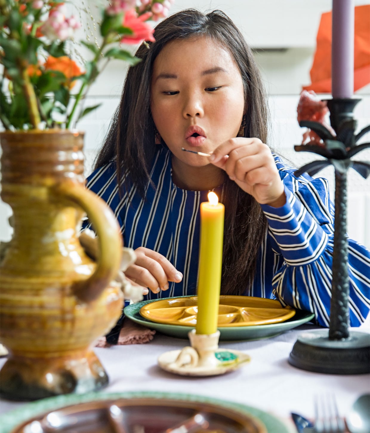 Vaas van vazenvanjanssen, kandelaar Portugees keramiek vintage, kaarsen Sissy-Boy, fondueborden Marktplaats, groene borden HKliving, kandelaar palm Homestock, zwart bestek vtwonen, lila tafelkleed en servetten zelfgemaakt met stof van Kniphal.