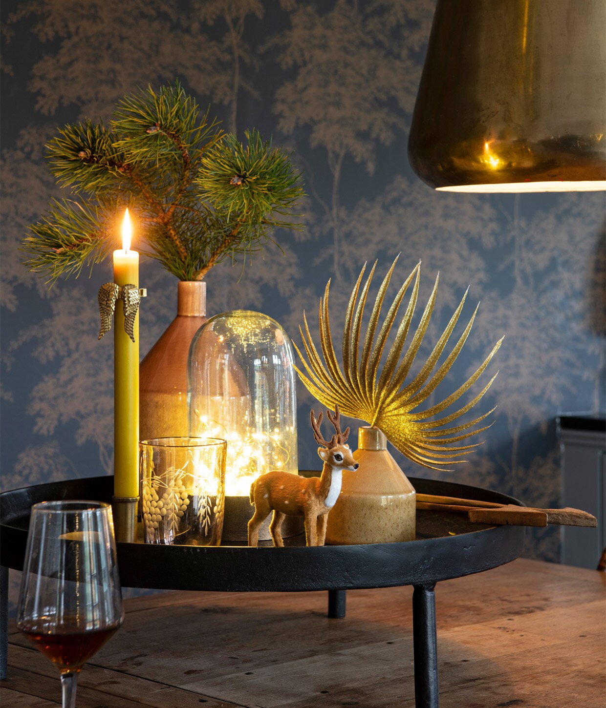 Behang Kwantum. Hanglamp, vazen, stolp en,  lichtsnoer Madam Stoltz. Dienblad Nordal. Kaars Delight Department. Glazen De Weldaad.,  Herkomst hert onbekend.