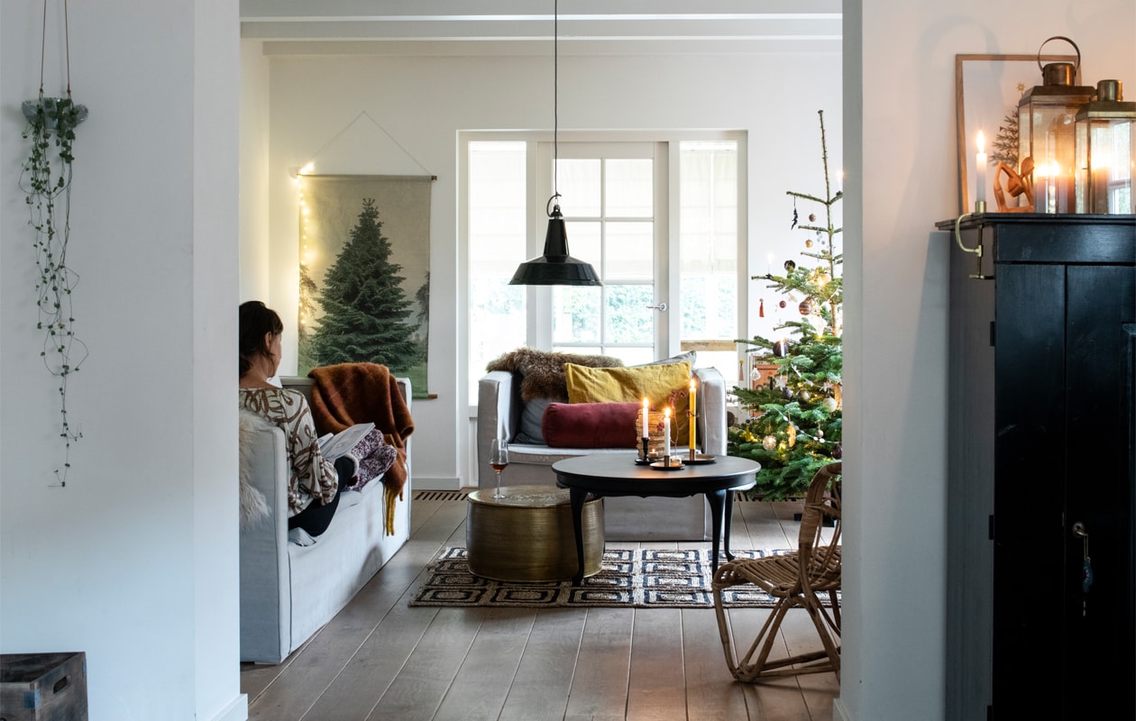 Behang Cole &amp; Son. Tegels Designtegels. Mand, vazen en lamp Madam Stoltz. Kolenkit vintage. Bijzettafels gebruikt om houtblokken in op te slaan Intratuin. Vloerkleed E|L International Deens. Vloer was al aanwezig.