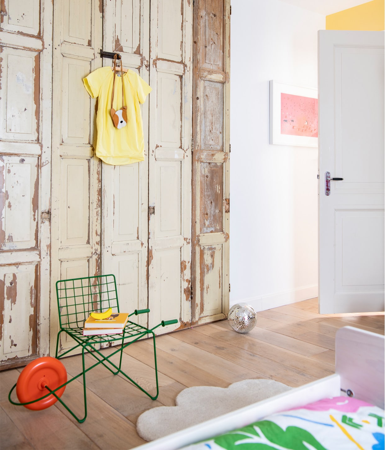 Houten luiken restmateriaal van een interieurproject van Birgit. Hondentas Donsje Amsterdam. Rijdende kinderstoel Trotter van Magis. Wolkenkleed H&amp;M Home. Dekbedovertrek Onni van Marimekko.