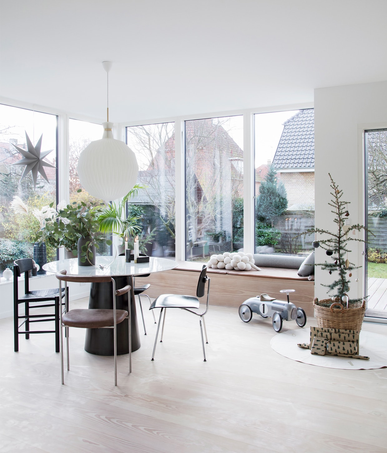 Ster Nordal. Lamp Le Klint. Tafel en stoel vooraan prototypes Kristina Dam Studio. Stoelen achter en links Wilde + Spieth. Stoel links Fredericia. Kerstballen Kristina Dam Studio, Ferm Living, Granit. Kleed Ferm Living. Trapauto loopwagens.nl, mand Intratuin, kerstboom ceder.