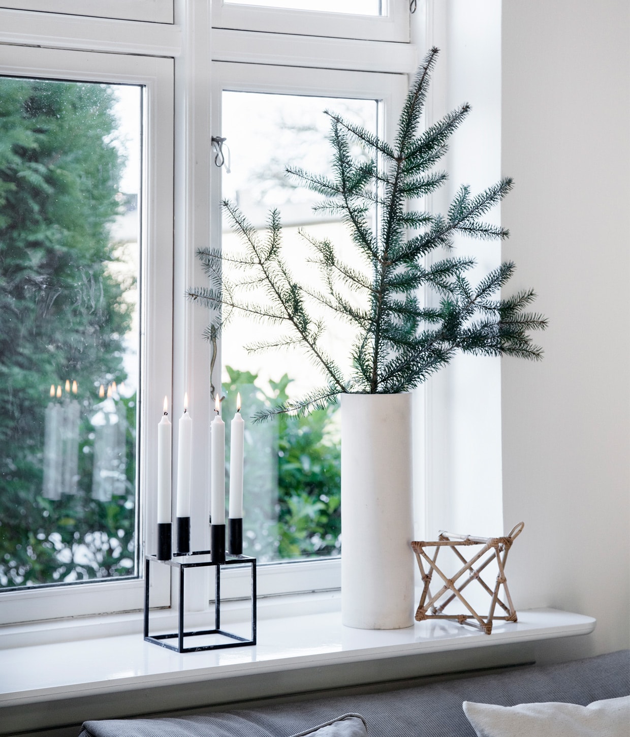 Vaas uit Bangkok. Bamboe ster cadeau gekregen. Bank Muuto. Kaarsenstandaard By Lassen. Kussens HKLiving.