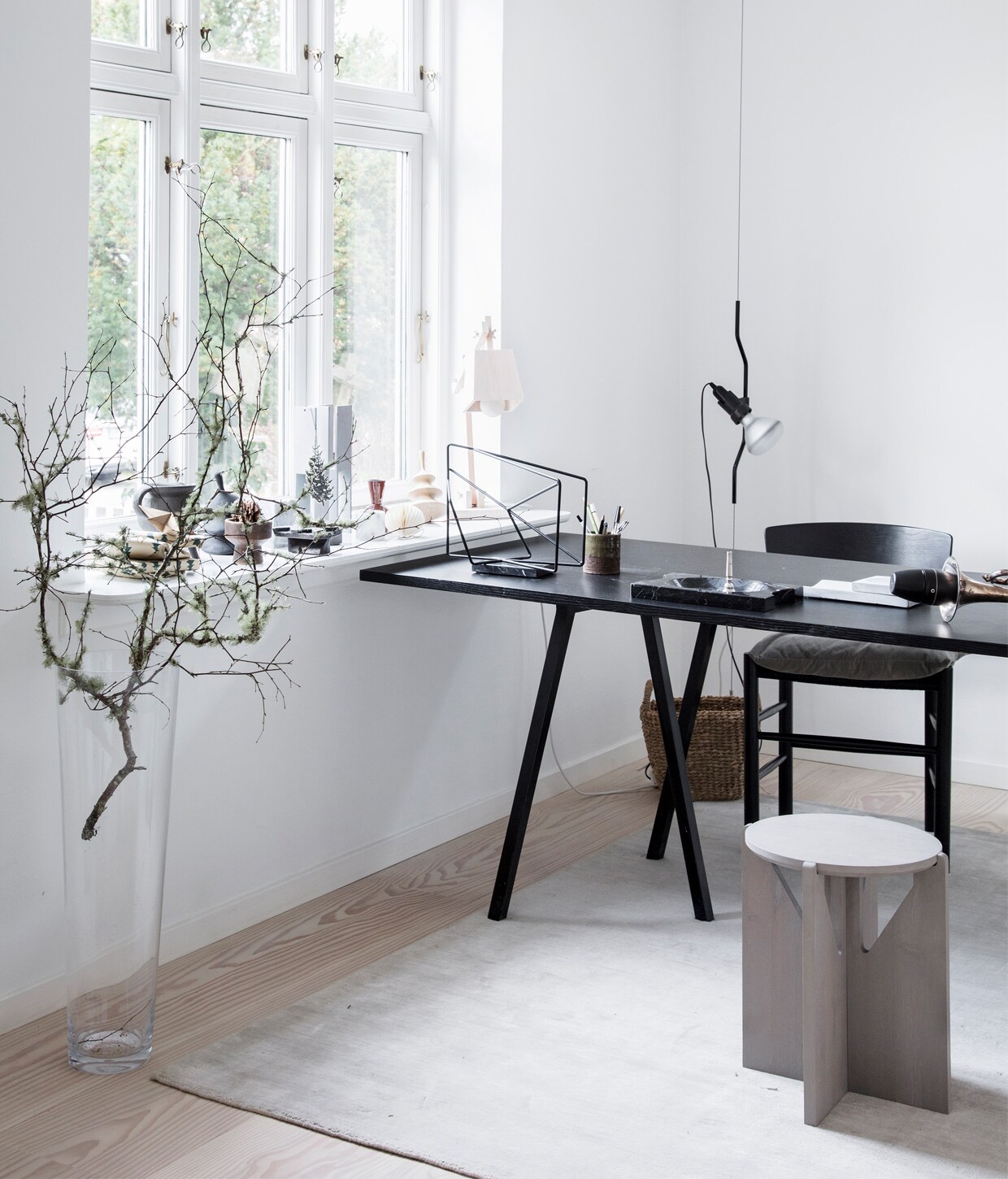 Glazen vaas kringloop met bemoste tak gevonden door Kristina’s moeder. Bureau Hay. Stoel Børge Mogensen. Kruk Kristina Dam Studio. Lamp Flos.
