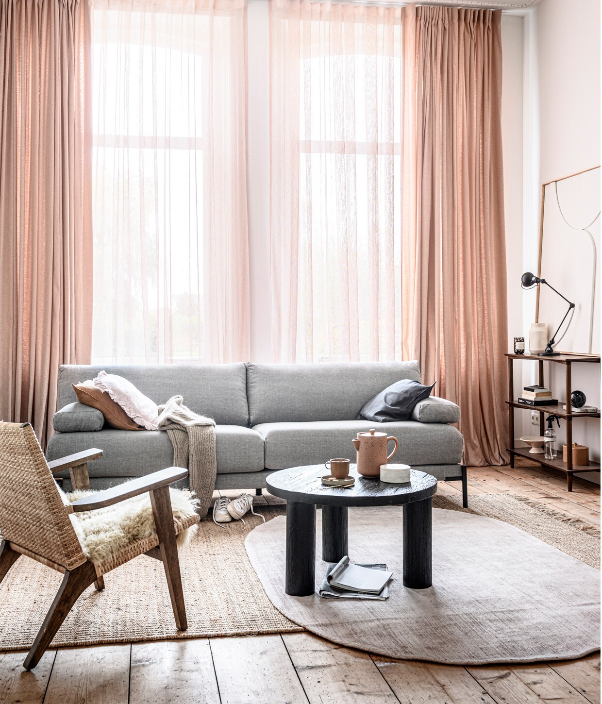 Gordijn op maat (2x) in stof Tweed met Wave plooi kleur 1147,. Transparant gordijn op maat in stof Weave kleur 2713 (verkrijgbaar bij Karwei) M.m.v. hkliving.nl (fauteuil, vloerkleden, baklijst met artwork, schaal op voet, kist van hout), basiclabel.nl (bank Sleeve van vtwonen), loods5.nl (salontafel, kast, mok, theepot), hm.com (kussens op bank, wollen trui, marmeren opbergdoos, marmeren bal, glazen windlicht), extravert.nl (Jieldé lamp), marie-stella-maris.com (roomspray), adidas.nl (sneakers). Overig privébezit.