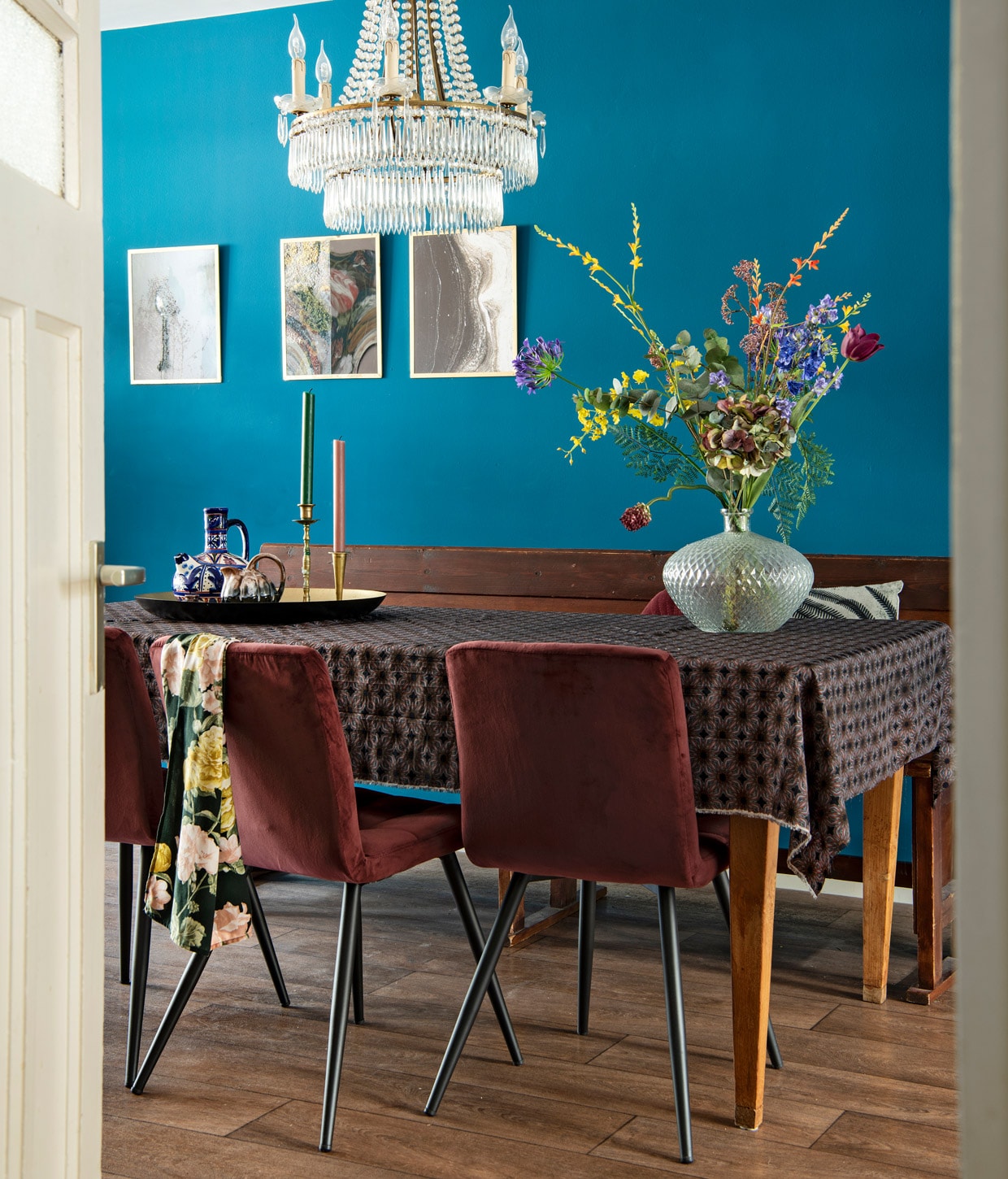 Eettafel en kerkbank van Marktplaats, stoelen Light &amp; Living, tweedehands kroonluchter gekocht op de markt.