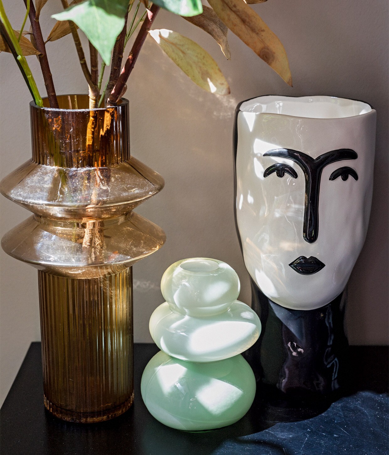 Vaas bruin glas HKliving, vaas groen glas via Deens, vaas gezicht Things I Like Things I Love.