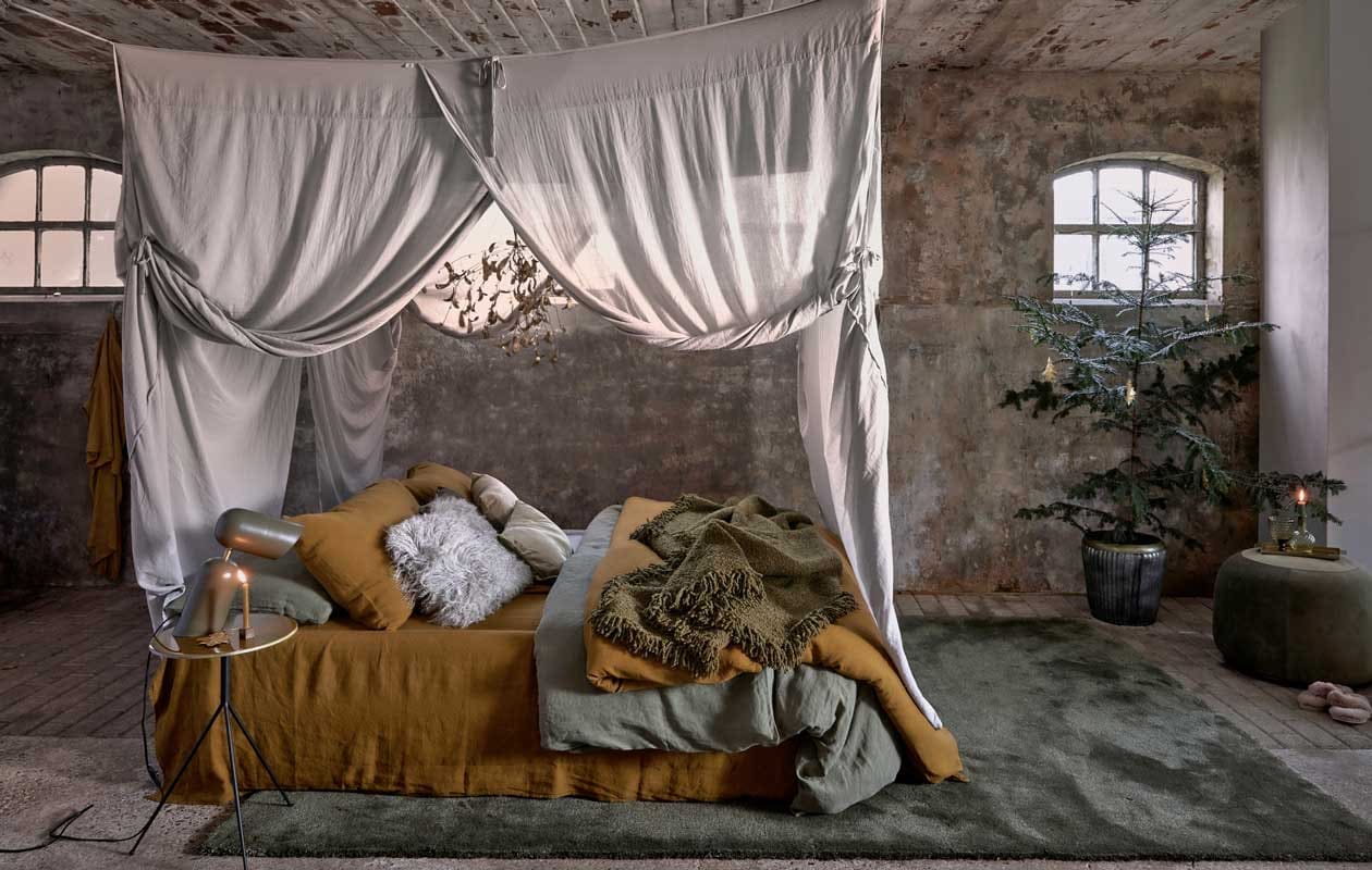 Ochtendjas € 59,99, slippers met vacht € 22,99, groen fluwelen kussen € 19,99, mini-kandelaar € 15,99, groen glas € 6,99 (zarahome.com). Hemel € 225,-, laken vanaf € 29,-, dekbedovertrekken per stuk vanaf € 89,- (archive-store.nl). Bijzettafel € 760,-, vloerkleed € 2080,-, deken € 400,- (covanderhorst.nl). Tafellamp € 169,95, glazen bolvormige kandelaar € 11,- (paviljoennoord.com). Schapenvachtkussen van Bloomingville € 70,99, groen fluwelen kussen van Hay € 79, poef van Bolia € 489,-, (vtwonen.nl). Gouden maretak € 40,-, gouden eikenbladeren, set van drie € 10,75 (bungalow.dk). Pot € 39,95 (weldaad.com). Gouden dienblad € 9,99 (hm.com). Okergeel kaarsje, per 10 € 4,95 (dille-kamille.nl).