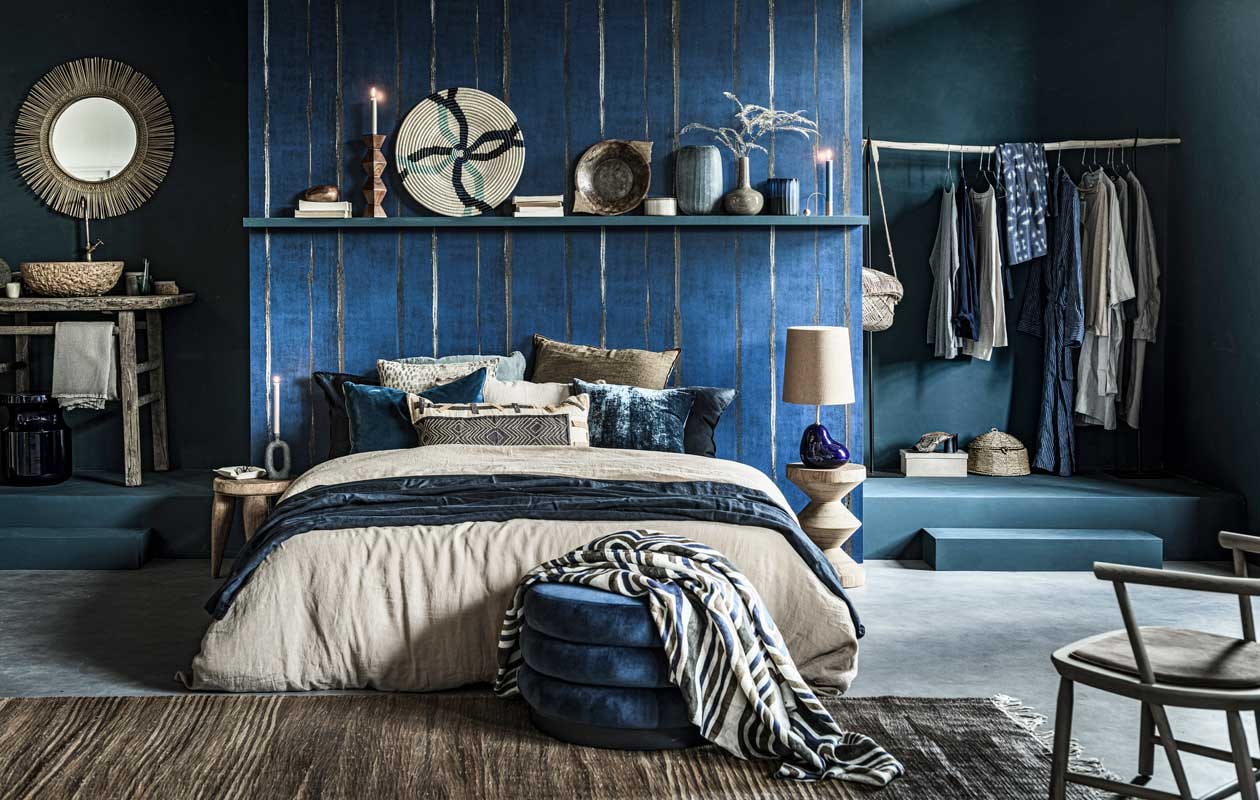 Op wand krijtverf in kleur Steel Blue, per liter € 39,25 (pure-original.nl). Behang Salsa uit de Tempo-collectie van Elitis, rol 70 cm x 10 m € 172,- (loggerewilpower.com). Spiegel € 150,-, wastafel € 1375,-, marmeren waskom € 395,-, houten bijzettafels vanaf € 335,-, vloerkleed € 680,-, linnen dekbedovertrek vanaf € 195,- raffia schaal € 135,-, kledingrek € 199,-, ijsblauw kussen € 119,-, canvas kussen € 129,- (couleurlocale.eu). Wafeldoek € 9,99, witte leren opbergschaal € 9,99, loungekleding vanaf € 14,99 (hm.com). Beige keramieken bakjes met deksel op wastafel, per stuk vanaf € 19,-, beige kandelaar met boog € 35,-, blauwe tafellamp € 135,-, beige lampenkap € 105,- (fermliving.com). Beige beker met blauwe rand € 8,75 (klevering.nl). Blauw glas € 10,-, rok met tie dye-print € 189,- (paviljoennoord.com). Blauwe keramieken kruk € 1619,-, houten stoel met leren zitting € 942,- geurkaars in blauw glas € 115,- (covanderhorst.nl). Koperen kraan, prijs op aanvraag (com-anders.nl). Blauwe fluwelen poef € 150,- (loods5.nl/goods). Zwarte keramieken kandelaar € 97,-, houten steen € 48,- (studio-yen.com). Walnoothouten kandelaar € 39,99 donkerblauwe kussens, per 2 € 45,99, blauw laken als plaid € 79,99 (zara.com). Kussen met etnisch patroon € 173,80, kussen met luipaardprint € 75,90 (mlfabrics.nl). Blauw fluwelen kussen Cassia Marine van Designers Guild € 83,-, glazend blauw fluwelen kussen Paddy van William Yeoward € 96,-, gestreepte plaid van stof Afro van Barbara Osorio per meter € 118,- (wva.nl). Oude houten schaal € 27,50, grijze glazen vaas met streepstructuur € 99,95, beige flesvaas € 50,-, rotan mand met deksel € 24,95 (loods5.nl). Glanzend beige keramieken bakje met deksel van Serax € 42,99 (vtwonen.nl). Rotan gevlochten tas € 89,- kleding vanaf € 150,- (sukha.nl).