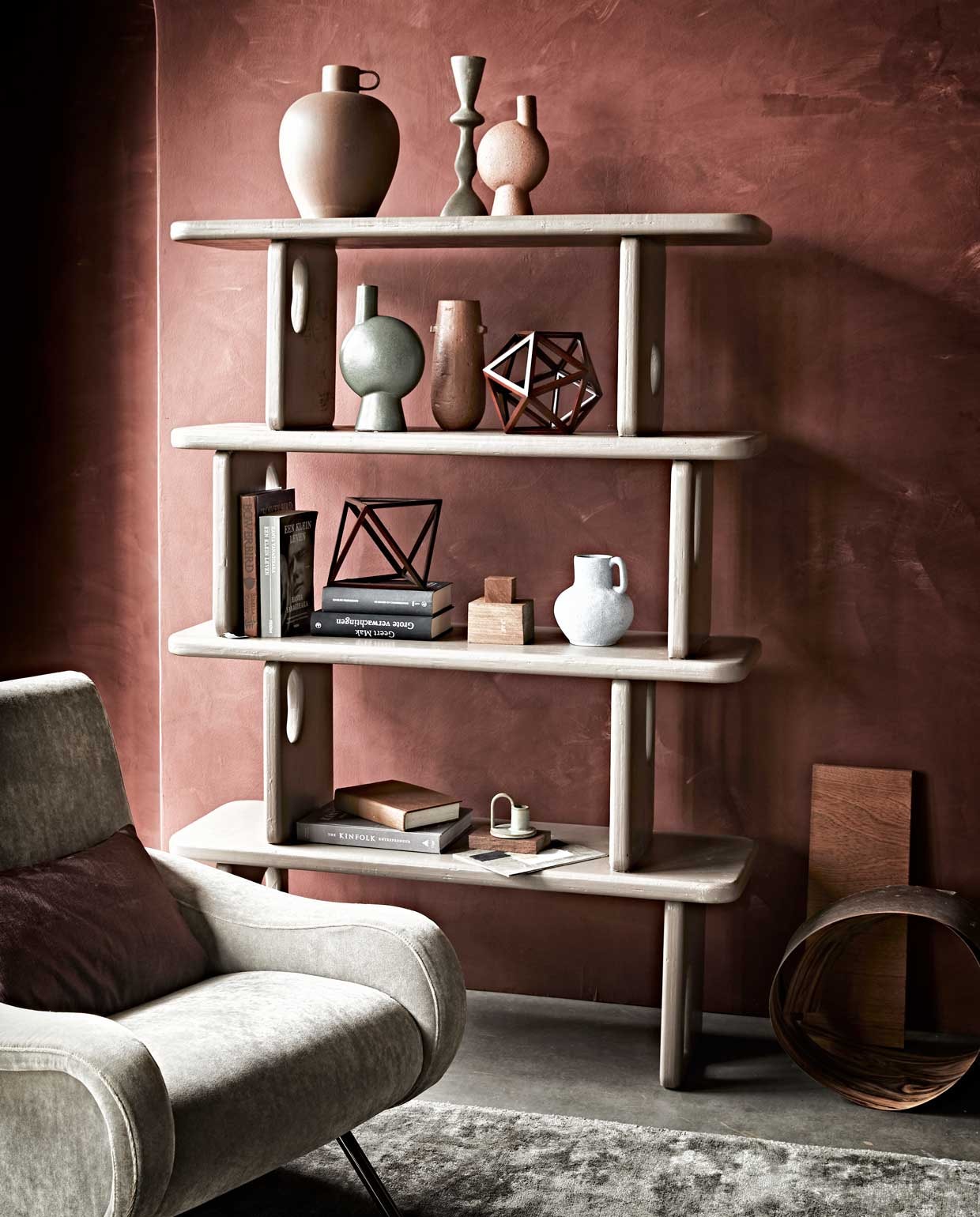Kast vanaf € 700,- (com-anders.nl). Fauteuil € 3040,- (edha-interieur.nl). Vloerkleed met franjes, 200×75 cm € 215,-, lichtblauwe vaas € 20,99 (nordal.eu). Groene vaas € 22,-, terracotta bolvaas op voet € 16,50, terracotta cilindervaas € 13,25 (madamstoltz.nl). Houten grafische sculptuur vanaf € 50,- (taxidermy.nl). Kalkmuurverf Fresco in Cardinal Red, per liter € 45,75 (deruamsterdam.nl). Kandelaar van Urban Culture Nature € 29,95 (vtwonen.nl). Fluwelen kussenhoes, 30×50 cm € 17,99 (zarahome.nl). Overig privébezit.