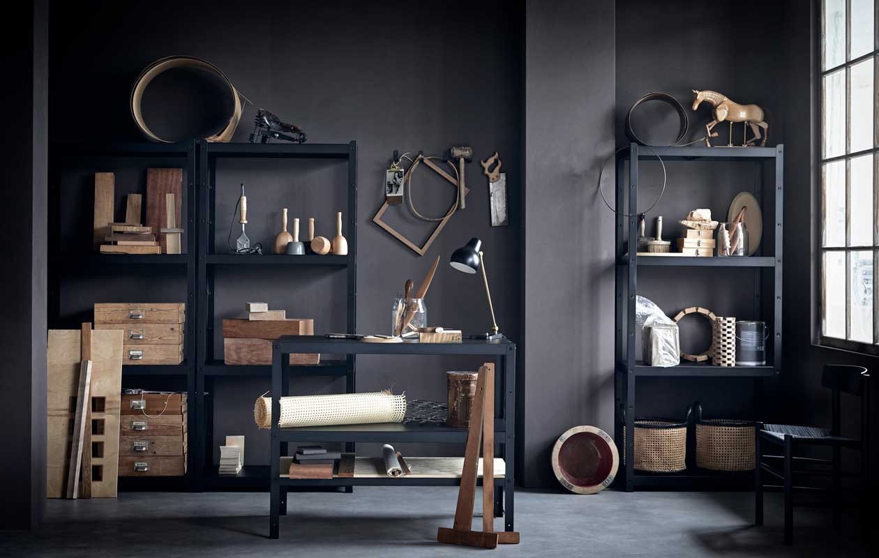 Stellingkast Bror, 85x40x190 cm (bxdxh), per stuk € 95,-, werkbank Bror 100x55x88 cm (lxbxh) € 139,-, haken Bror, per 2 € 2,- (ikea.nl). Zwarte houten stoel Fredericia J39 € 808,-, bureaulamp VL38 van Louis Poulsen€ 495,- (kasstoor.nl). Verschillende soorten stukken hout (fijnhout.nl). Houten beeldhouwkloppers vanaf € 10,-, boetseerspatels vanaf € 2,-, klei vanaf € 10,-, houten boetseerplateaus vanaf € 7,- (keramikos.nl). Oud gereedschap en linialen vanaf € 15,- (neeflouis.nl). Muurverf Classico in Cold Lava van Pure &amp; Original, per liter € 46,- (deruamsterdam.nl). Oude houten lades vanaf € 20,- (com-anders.nl). Manden € 39,99 (hm.com). Houten modelpaard € 91,30 (gerstaecker.nl). Overig privébezit.