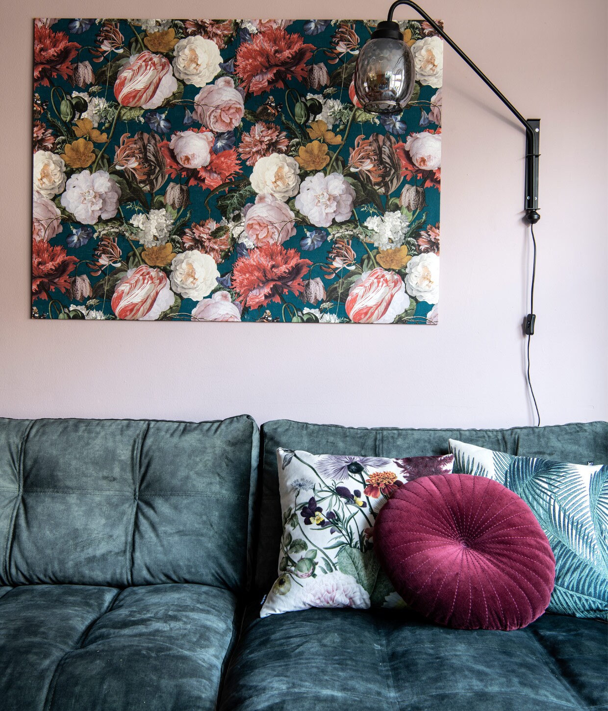 Bank Blooming Interior. Kussens Vanilla Fly, lamp BePureHome. Kunstwerk zelfgemaakt.