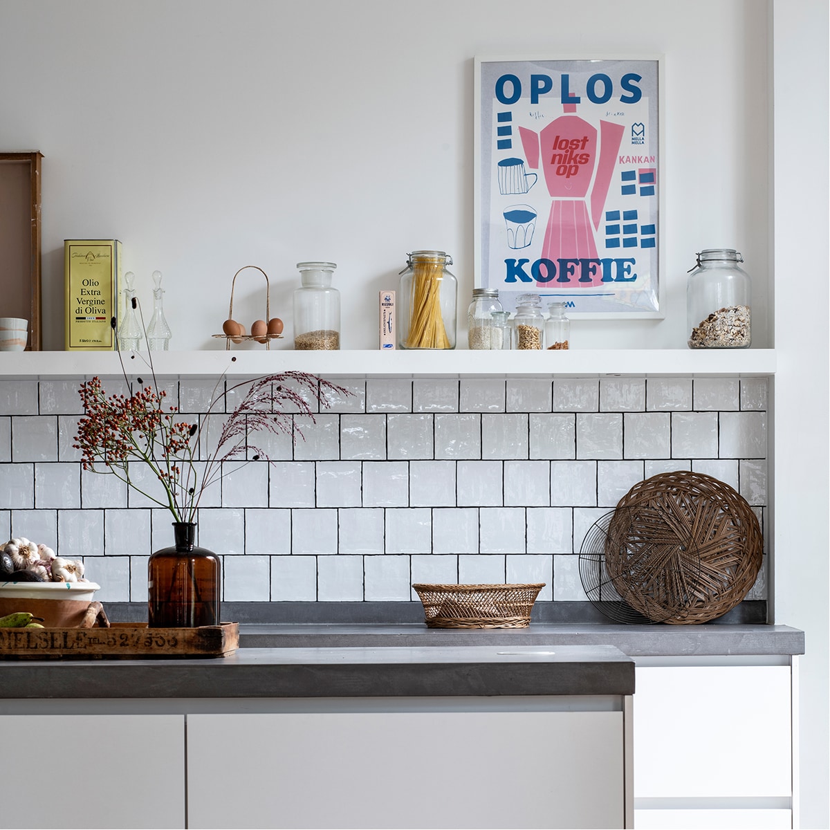 Keuken I-kook. Tegels vtwonen. Olie-en azijnstel en eierrek van een vide grenier in Frankrijk. Potten van Dille &amp; Kamille en Temploux-markt. Ook het mandje en het rotan bord zijn op die markt gekocht. Poster Mella Mella. Wandplank zelfgemaakt.