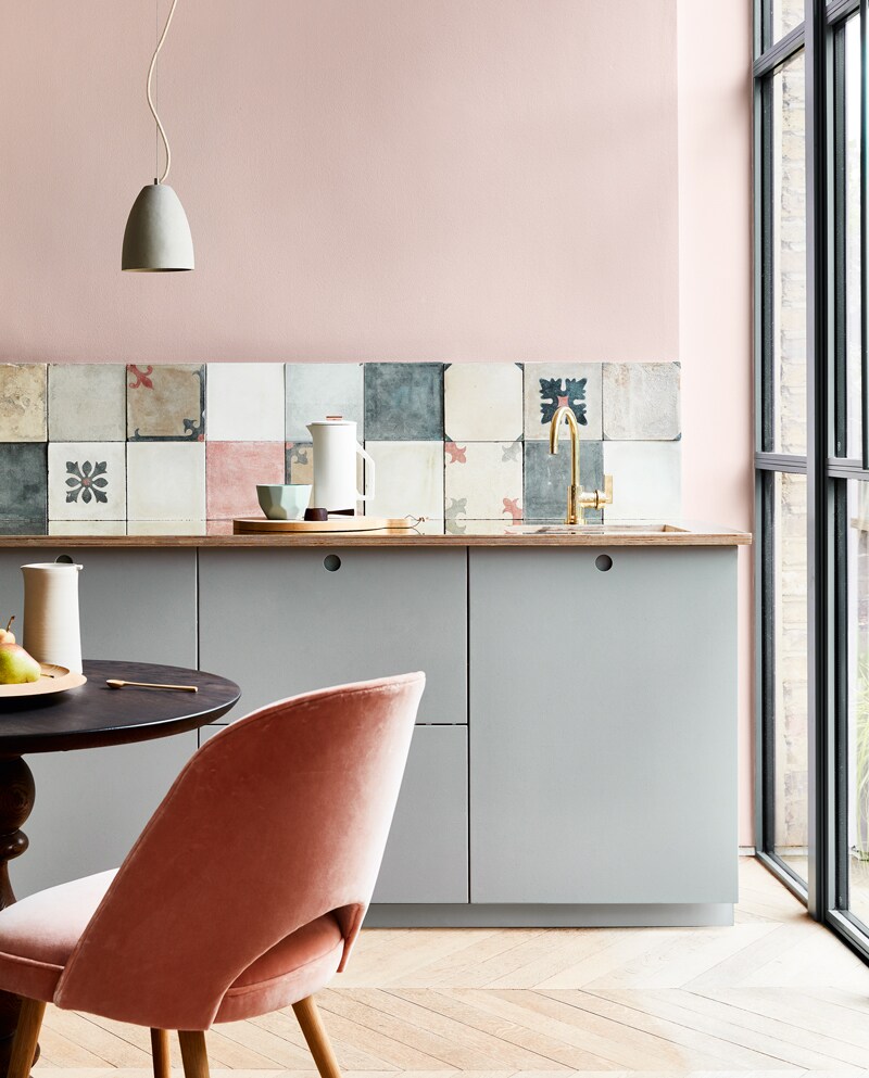 Verf Light Peachblossom 3 en Grey Teal 226. Muurverf Absolute Matt Emulsion, per liter vanaf € 23,80 en Traditional Oil Eggshell of Traditional Oil Gloss, per liter € 49,- (littlegreene.nl). Overig privébezit.
