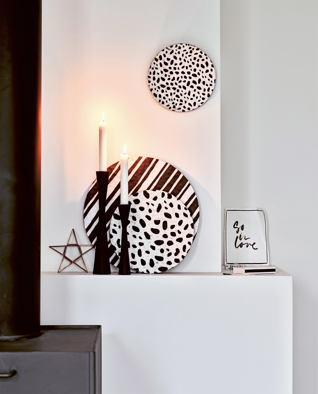 Papier-maché bord met zwarte strepen, papier-maché bord met zwarte stippen , en papier-maché bord met zwarte stippen. Zwarte, metalen kandelaar hoogte 30 cm (ook verkrijgbaar in 25,5 cm en 16 cm).