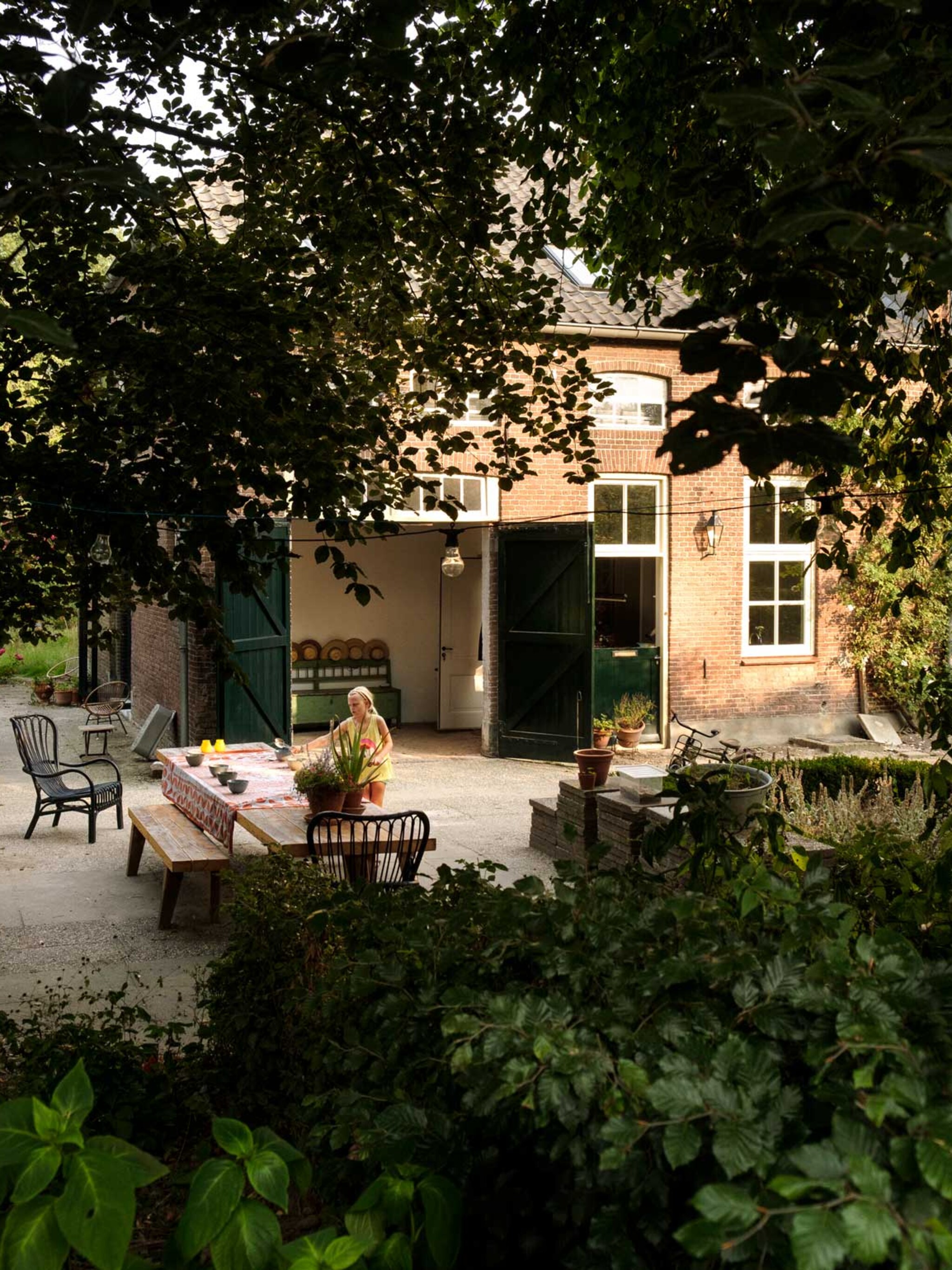 buitenkijken bij een voormalige appelboerderij