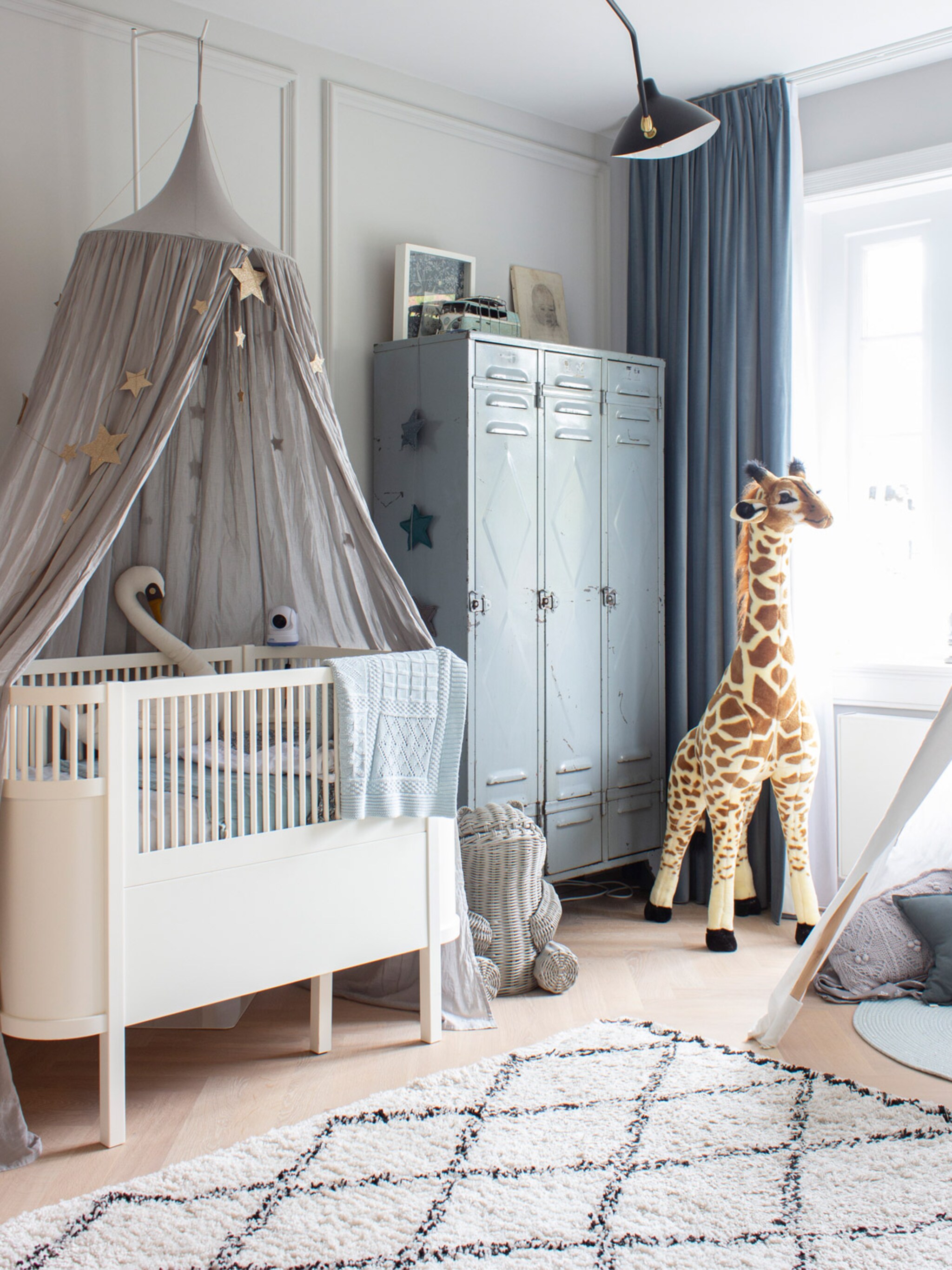 binnenkijken in een rustige babykamer met zachte kleuren