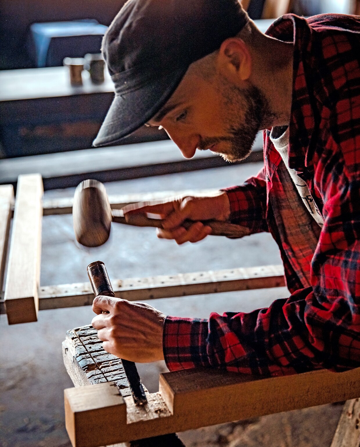 ‘Ik maak elke tafel met de hand. Het allermoeilijkst is de poten mooi uitlijnen met het blad, dat doe ik als de tafel op z’n kop ligt. Ik bevestig ze met pen-en-gatverbindingen en lijm. Het stellen is het lastigst, dat gaat op gevoel.’