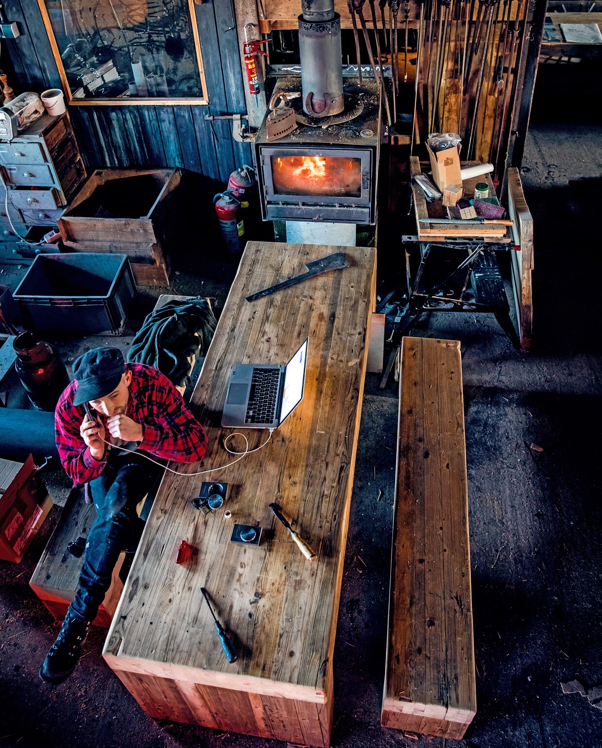 Het volledige maakproces van een tafel neemt ongeveer een week in beslag, afhankelijk van de lengte, breedte en afwerking, desgewenst met donkere beits – ‘één laag, zodat je de nerven nog ziet’ –en olie. ‘Zelf vind ik onbehandeld hout het mooist. Daar zie je het leven aan af.’ Als laatste handeling bevestigt Joost een genummerd metalen plaatje aan de tafel. ‘Ik nummer alle tafels die ik heb gemaakt, inmiddels staat de teller op 190.’