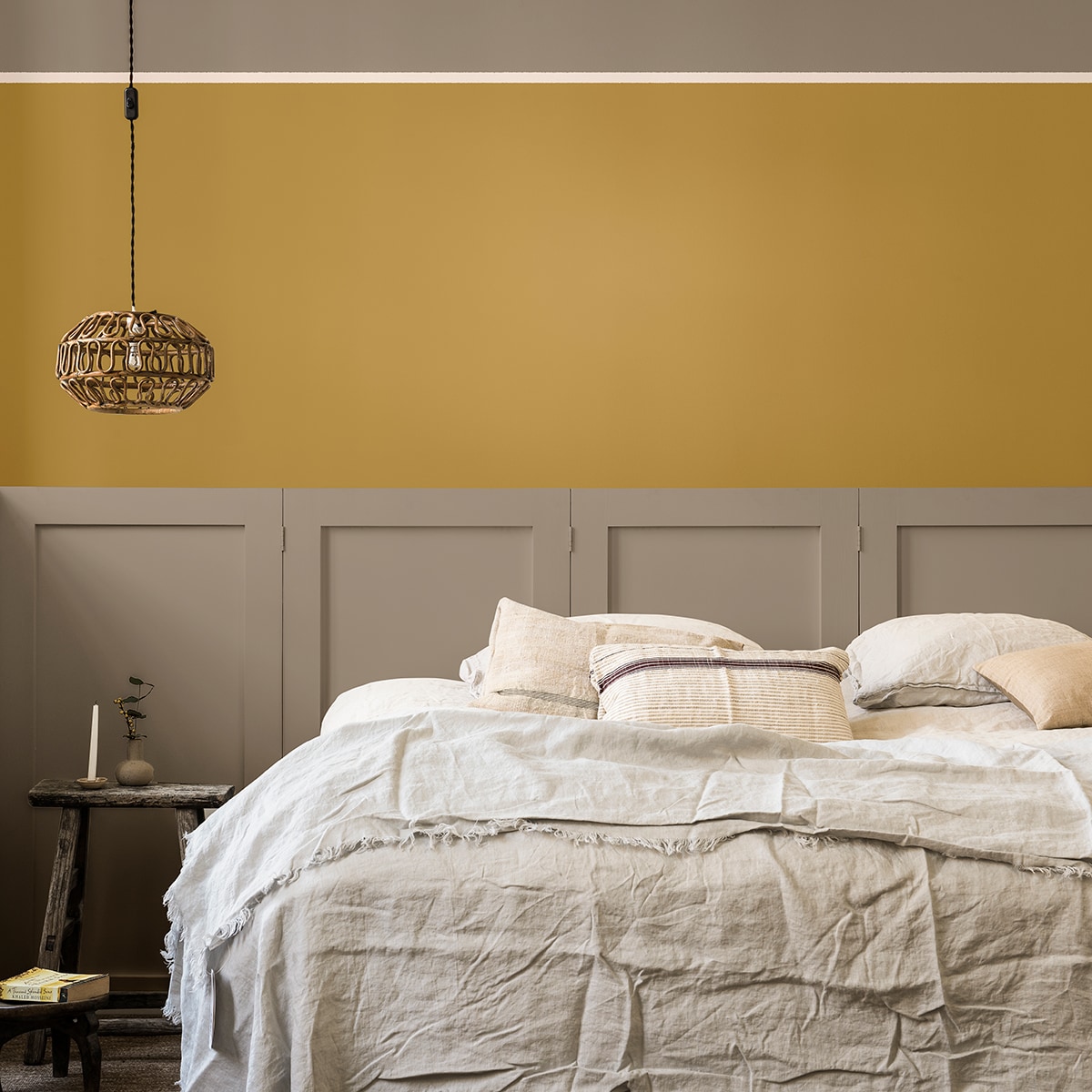 Kleur muur: Royal Gold; kleur hoofdbord: Brave Ground; kleur streep: Northern Light ().