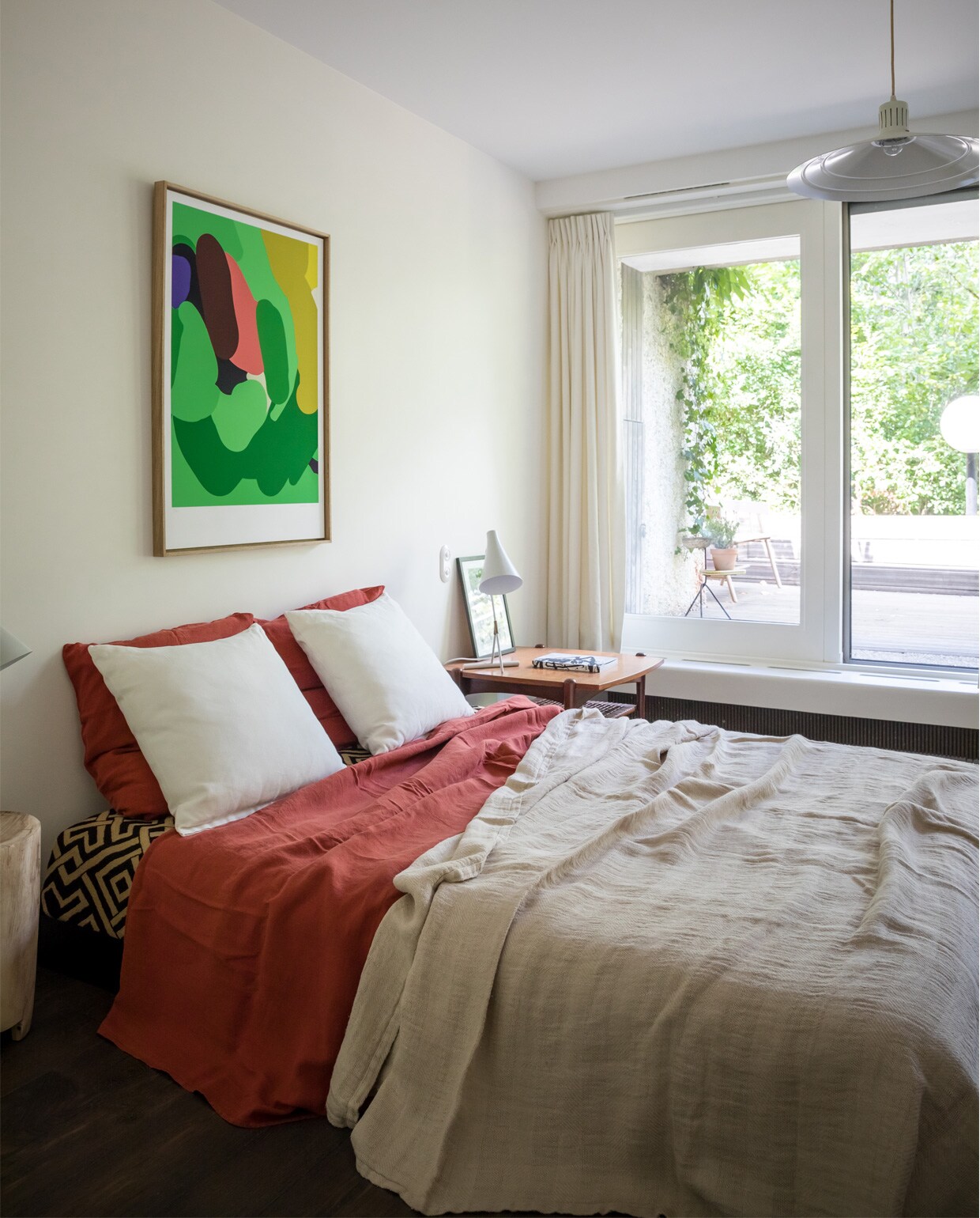 Het bedlampje en de bijzettafel zijn vintage. Kunstwerk Laureline Galliot. Overig privébezit.