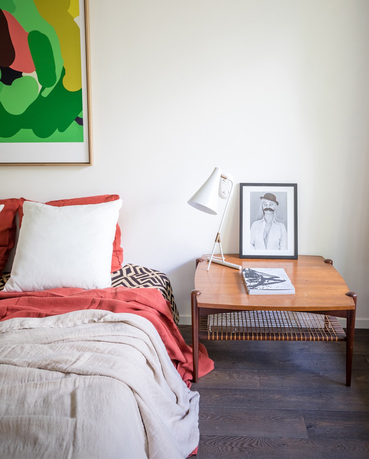 Het bedlampje en de bijzettafel zijn vintage. Kunstwerk Laureline Galliot. Overig privébezit.