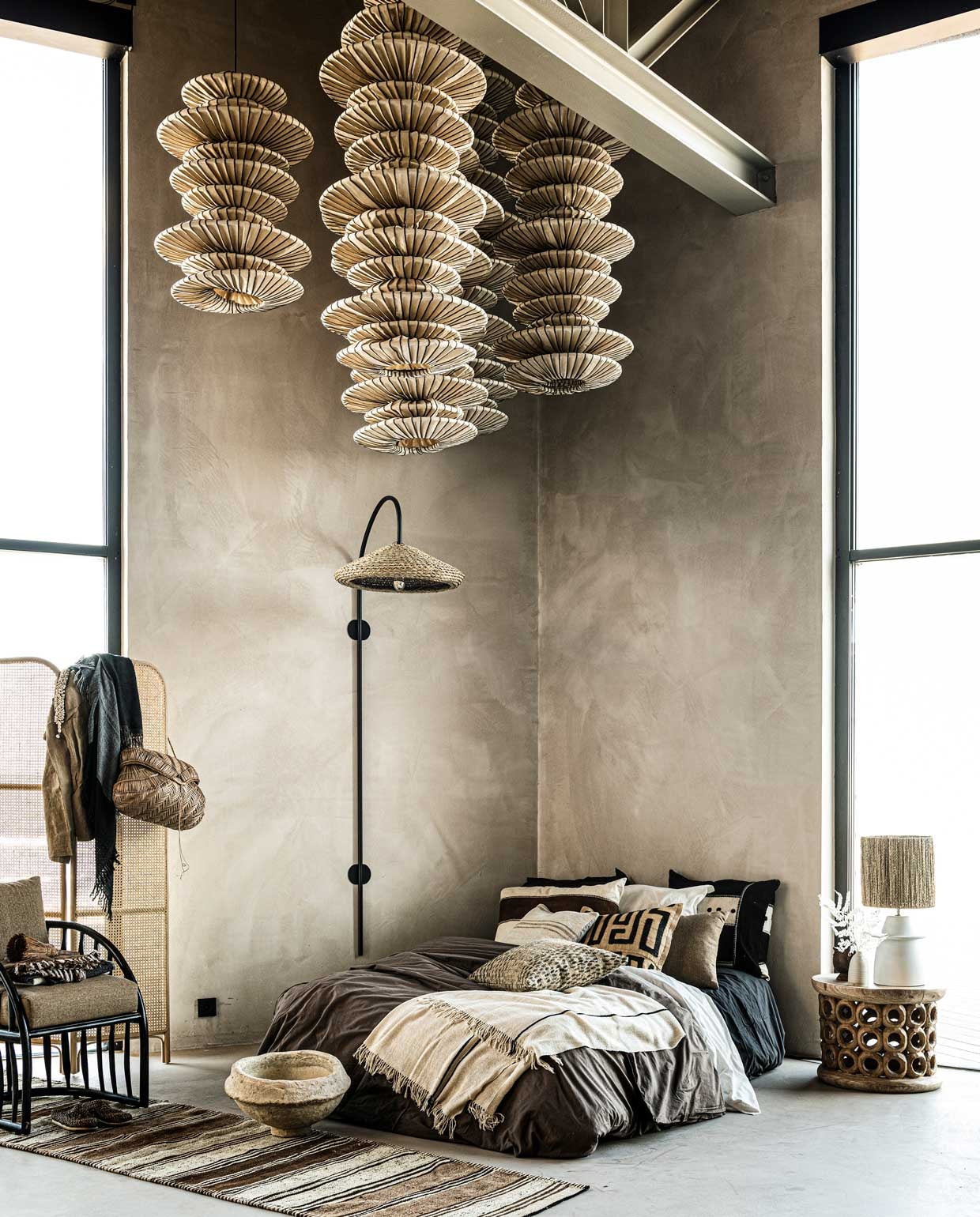 Nordal kamerscherm € 463,20 (vtwonen.nl). Linnen badjas € 39,99, bruin-wit dekbedovertrek 140×220 cm € 24,99, katoenen hoeslaken 160×200 cm € 17,99 (hm.com). Gestreepte loper uit Afghanistan 240×80 cm € 595,-, bijzettafel Donut uit Kameroen 43×60 cm € 560,-, witte tafellamp 40×85 cm € 360,-, voedselpot Tibet 20x 16,5 cm (hxØ) € 179,-, ketting met kauri schelp uit Madagascar aan kamerscherm 25 cm lang € 245,-, ecru kelimkussen met beige streep uit Turkije 50×50 cm € 49,- (couleurlocale.eu). Rieten mand aan kamerscherm € 129,-, slippers Illetes Bronze € 105,-, vaas op bijzettafel € 50,-, kussen met brede bruine en witte streep € 199,-, kussen met zwarte stippen € 199,- (sukha.nl). Grijze plaid aan kamerscherm 130×170 cm € 165,-, plaid opgevouwen op stoel 130×200 cm € 129,95,-, roomwitte plaid met zwarte streep op bed 130×170 cm € 175,95, kussen met kleine stippen 50×50 cm € 76,-, kussen met zwarte tekening Unique Pieces vanaf € 220,- (mlfabrics.nl). Mand op de grond € 34,50, kwast op stoel € 39,50 (aurapeeperkorn.com). Droogtakken, prijs op aanvraag (waterdrinker.nl). Overig bezit van de locatie (republiekbloemendaal.nl).