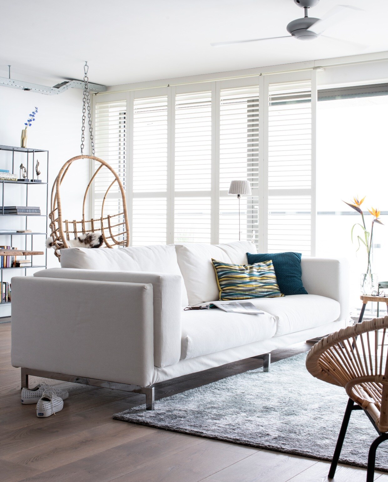Bank Nockeby en ronde salontafel Ikea. Vloerkleed Viggo van By Sidde. Kruk Zuiver.