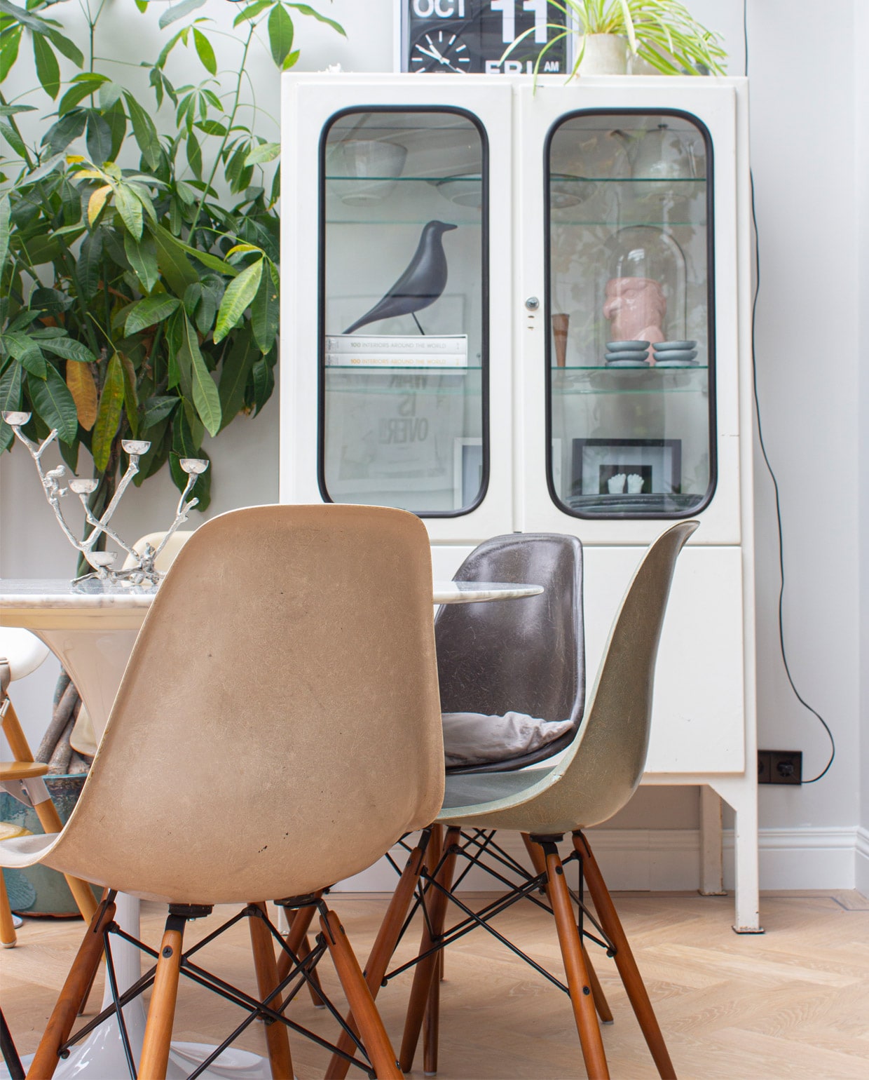Apothekerskast wereldspul.nl, wandlamp 265 Floss, klok Vintagelab15, zwarte vogel Eames, stolp Albert Cuypmarkt, roze vogelvaas Hema. Stoelkuipjes marktplaats.nl en lovelyandco.co.uk, nieuwe onderstellen via designonderdelen.nl, tafel zeerfraai.nl.,