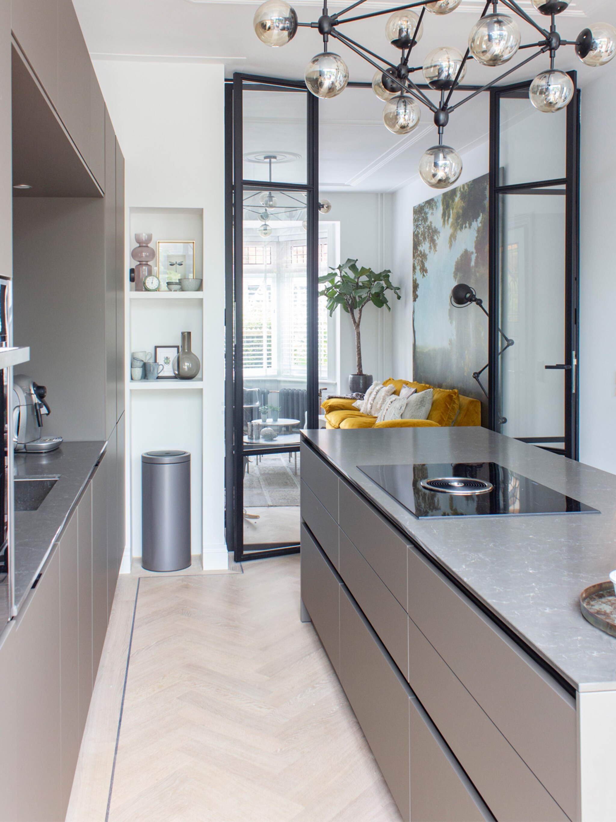 binnenkijken in een klassieke tussenwoning uit 1929 met moderne en retro accenten