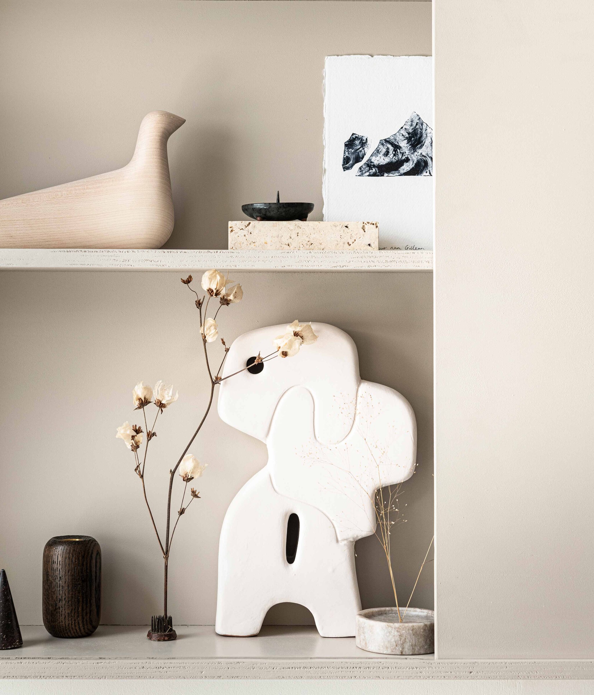 Houten vogel L’Oiseau van Vitra € 108,-, wit ornament Chulucanas van HKliving € 39,- Overig privébezit. ,