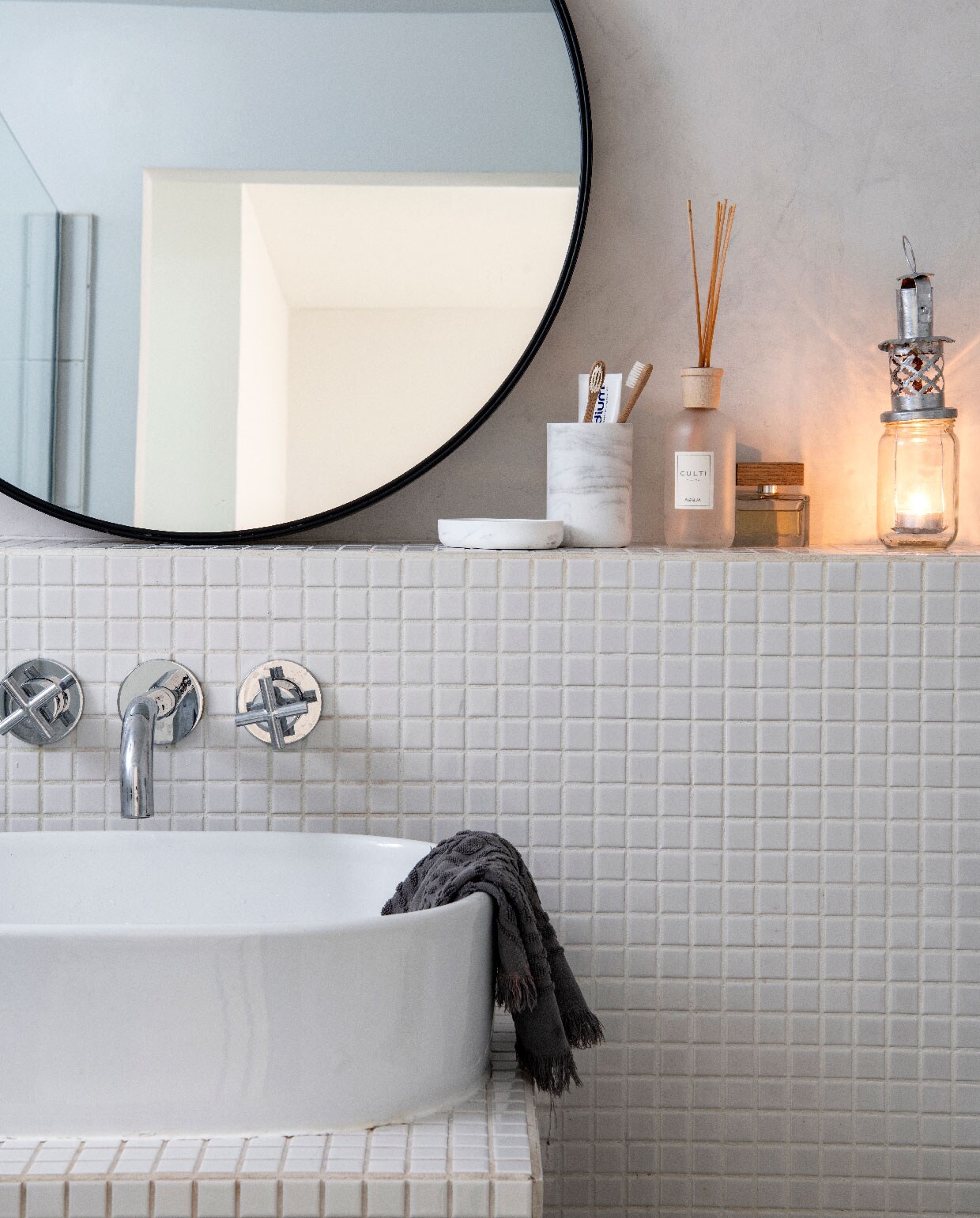 Ovale wastafel Artis van Villeroy &amp; Boch, mengkraan Atrio van Grohe, Mozaïektegels Border Plain Bottocino, overige producten onbekend.