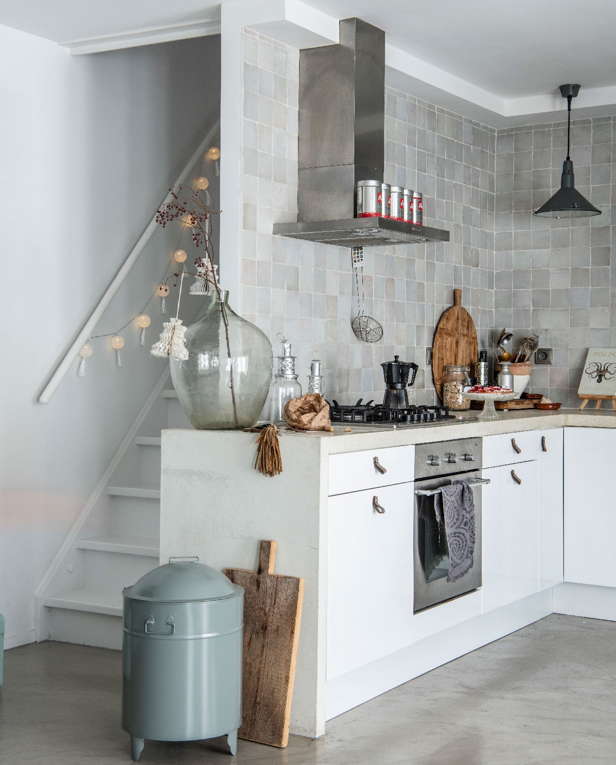 Keuken Ikea, keukenblad van beton gegoten door aannemer. Hanglamp Loods 5. Grote vaas kringloopwinkel. Houten snijplanken HKliving. Tegels Marokkaanse zelliges in Pearl white via Household Hardware. Vuilnisbak Dotshop.