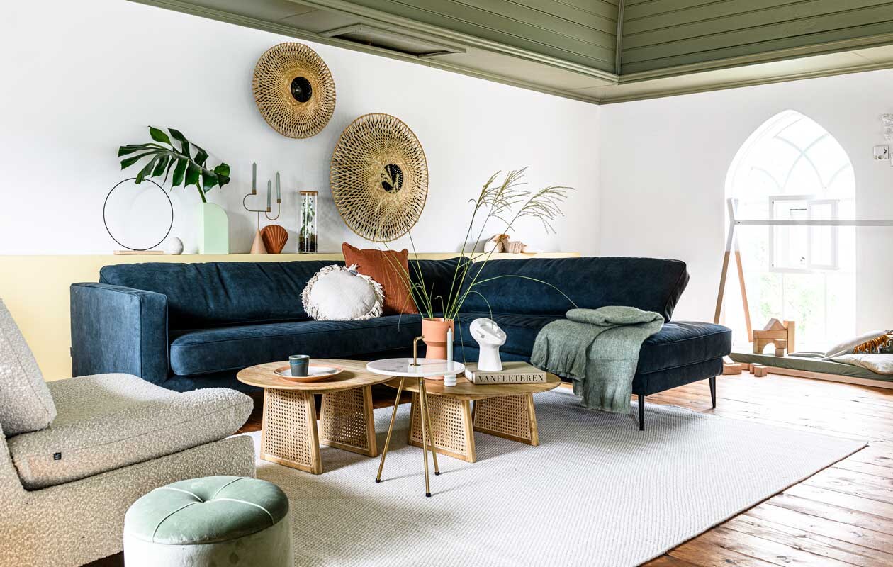 ,  Plaid HKliving, 150×125 cm € 64,95, vloerkleed Teppe van Momo Rugs in White, 300×200 cm € 300,99,-, salontafel webbing HKliving maat m, 35×65 cm € 299,-, webbing salontafel HKliving maat L, 30 x 80 cm € 349,-, fauteuil Retro Lounge HKliving € 795,-, poef Clayre &amp; Eef € 63,99, beeldje buste Bloomingville € 43,50, bijzettafel marmer Mikael van Vestbjerg, 51 x 36 cm € 59,95, kandelaar beige Avant Candelabra van Ferm Living € 79,-, wandlamp Kalimatan Good&amp;Mojo maat L € 159,-, hoekbank Crew van vtwonen € 1.899,-, wandlamp Kalimatan Good&amp;Mojo maat M € 119,-, marmeren kandelaar wit &amp;k Amsterdam € 28,30, sierkussen crème Vadella van Rivièra Maison, 40 cm (ø) € 34,95, tipi bedframe Childhome, 70×140 cm € 99,99, sierkussen linnen vtwonen in cinnamon, 50×50 cm € 29,95, decoratie cirkel Mica Decorations 40 cm (ø) € 12,15, 70’s mok HKliving 0,2 L per 6 € 34,95, vaas Shell van HKliving 18,2×19,5×7,3 cm (hxbxd) € 14,95, vaas oranje Nordal Yuda € 49,95, 70’s dinerbord HKliving 29 cm (ø) € 15,05, sierkussen Safari Ferm Living 70×22 cm € 51,99 (vtwonen.nl). Planten via (waterdrinker.nl).
