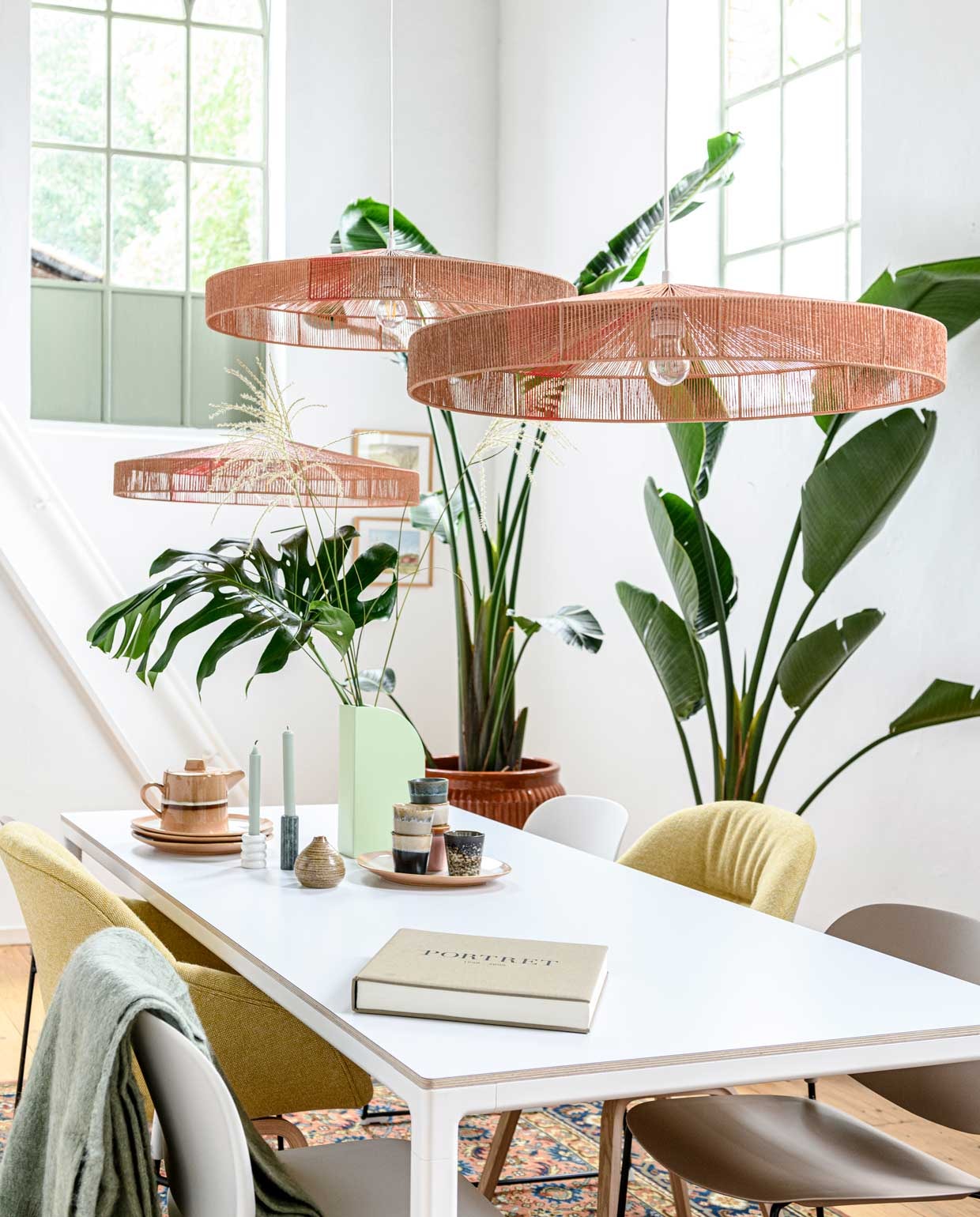 70’s dinerbord HKliving, 29 cm (ø) € 15,05, stoel geel Hay About A Aac123 € 609,99, eettafel Hay T12, 250×95 cm € 1.485,-, Vaas Squeeze van &amp;k Amsterdam € 45,-, HKliving 70’s mok 0,2 L 6 stuks € 34,95, eetkamerstoel taupe Suvi van Vestbjerg per 2 € 172,-, eetkamerstoel wit Suvi van Vestbjerg per 2 € 172,-, hanglamp Pendant Rope van HKliving per stuk € 289,-, 70’s theepot HKliving 1,2 L € 29,95, marmeren kandelaar wit &amp;k Amsterdam € 28,30, marmeren kandelaar groen &amp;k Amsterdam € 36,99,-, plaid HKliving, 150×125 cm € 64,95 (vtwonen.nl). Planten via (waterdrinker.nl).