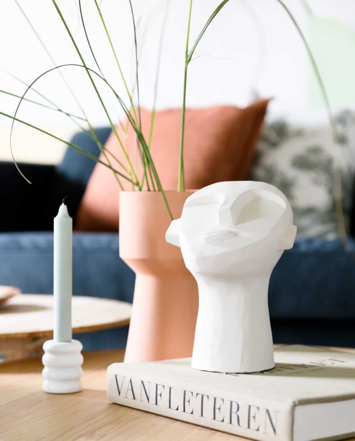 beeld buste van Bloomingville €43,50,-, kandelaar &amp;k Amsterdam €28,30,-, linnen kussen Cinnamon 50×50 van vtwonen €29,95,-, oranje vaas Yuda van Nordal €49,95,-