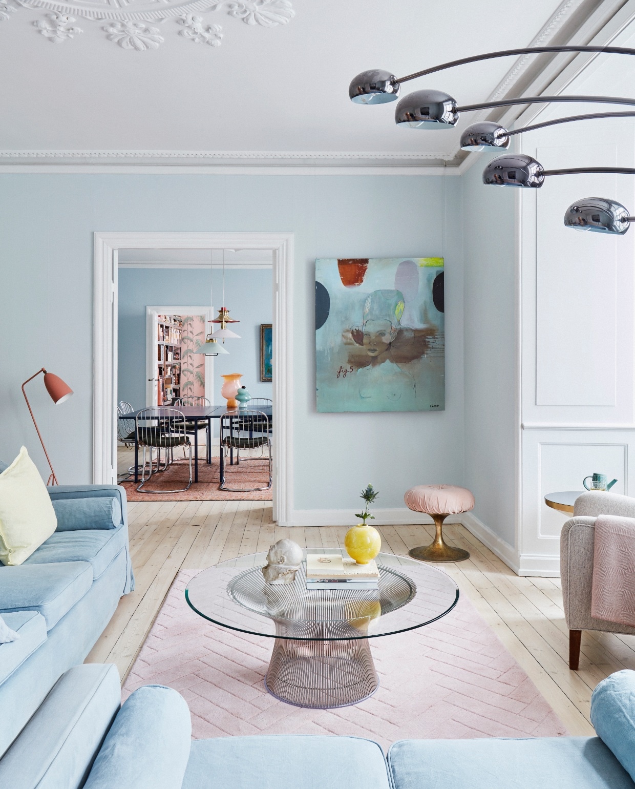 Tapijt boho-me.dk, zelf geverfde lampen van rommelmarkten. Stoelen van Gastone Rinaldi, tafel Woud. Glaskunst Helle Mardahl. Antiek schilderij van een onbekende schilder.