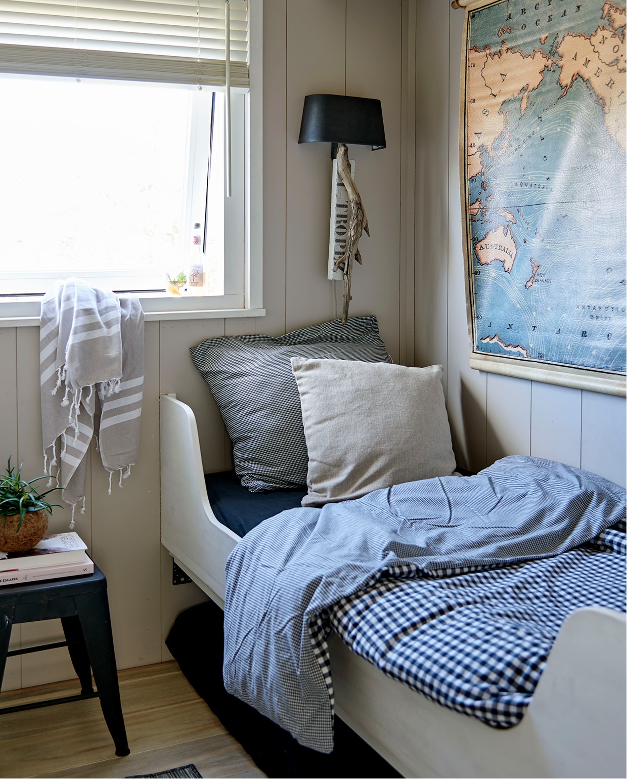 Bedden zelfgemaakt, met extra opbergruimte eronder voor een logeermatras. Kunstleren wereldkaart Beekwilder. Beddengoed Walra. Wandplank zelfgemaakt.