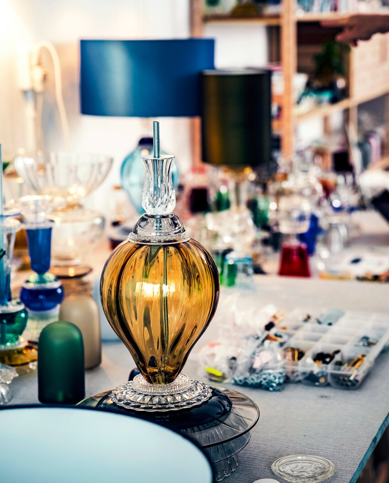 Aan de glazen lampen komt geen druppel lijm te pas. Elk exemplaar wordt bijeengehouden door de elektriciteitsbuis in het midden. De gaten daarvoor worden gezaagd door de vaklieden van glaswerkplaats Van Tetterode. Op verzoek van Roos zagen zij soms ook het glaswerk bij zodat de vormen beter bij elkaar passen.