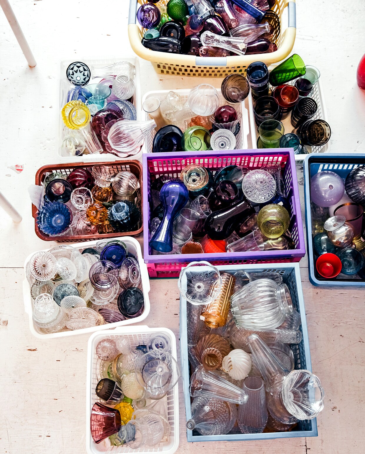 ‘Het enige glas dat ik nieuw koop, zijn de shotjesglazen. Die schaf ik in bulk aan. Ik maak er de kaarsenhouders voor de kandelaren van. Doordat de kandelaren allemaal dezelfde bovenkant hebben, worden ze familie van elkaar.’